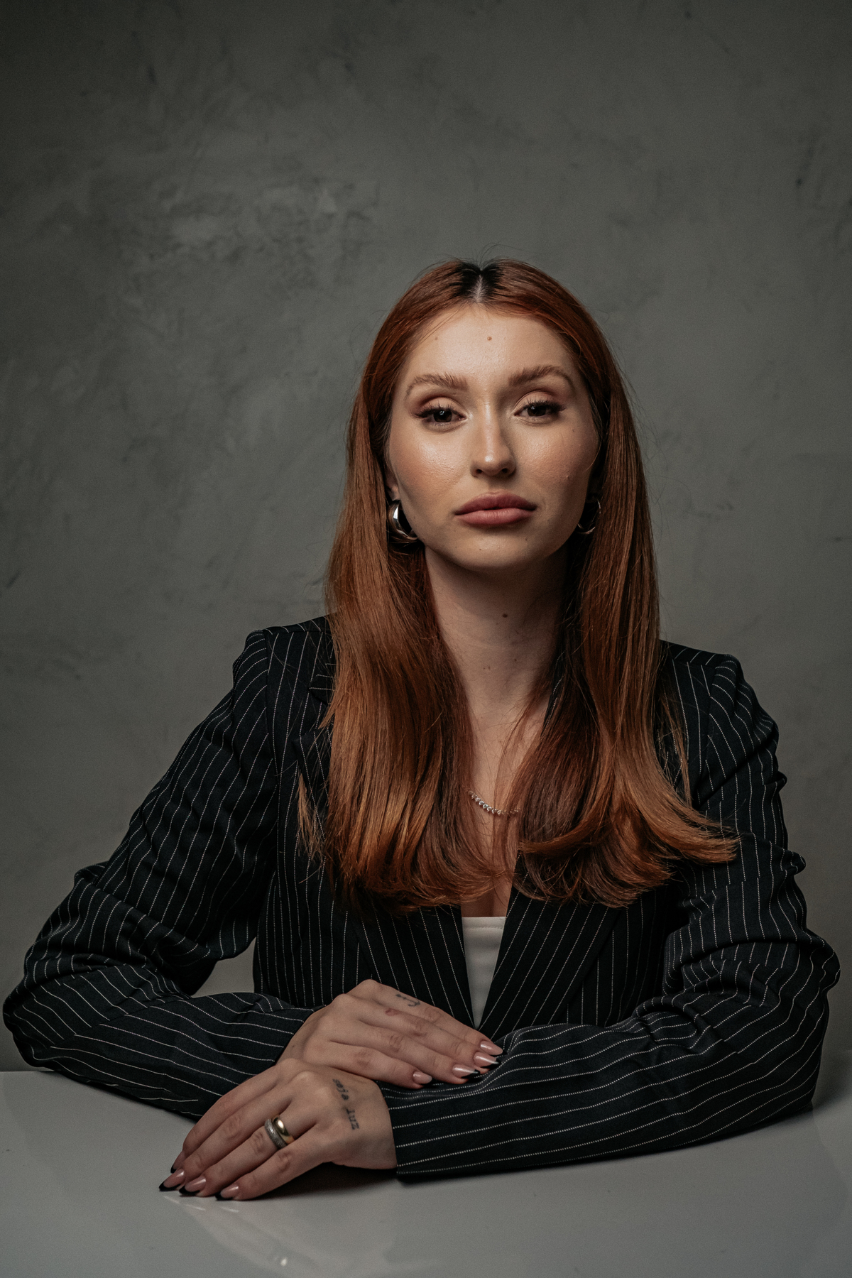 Ensaio Feminino Empresarial em Belo Horizonte com ideias e poses pensadas no uso de arquetipos de governante maga e amante