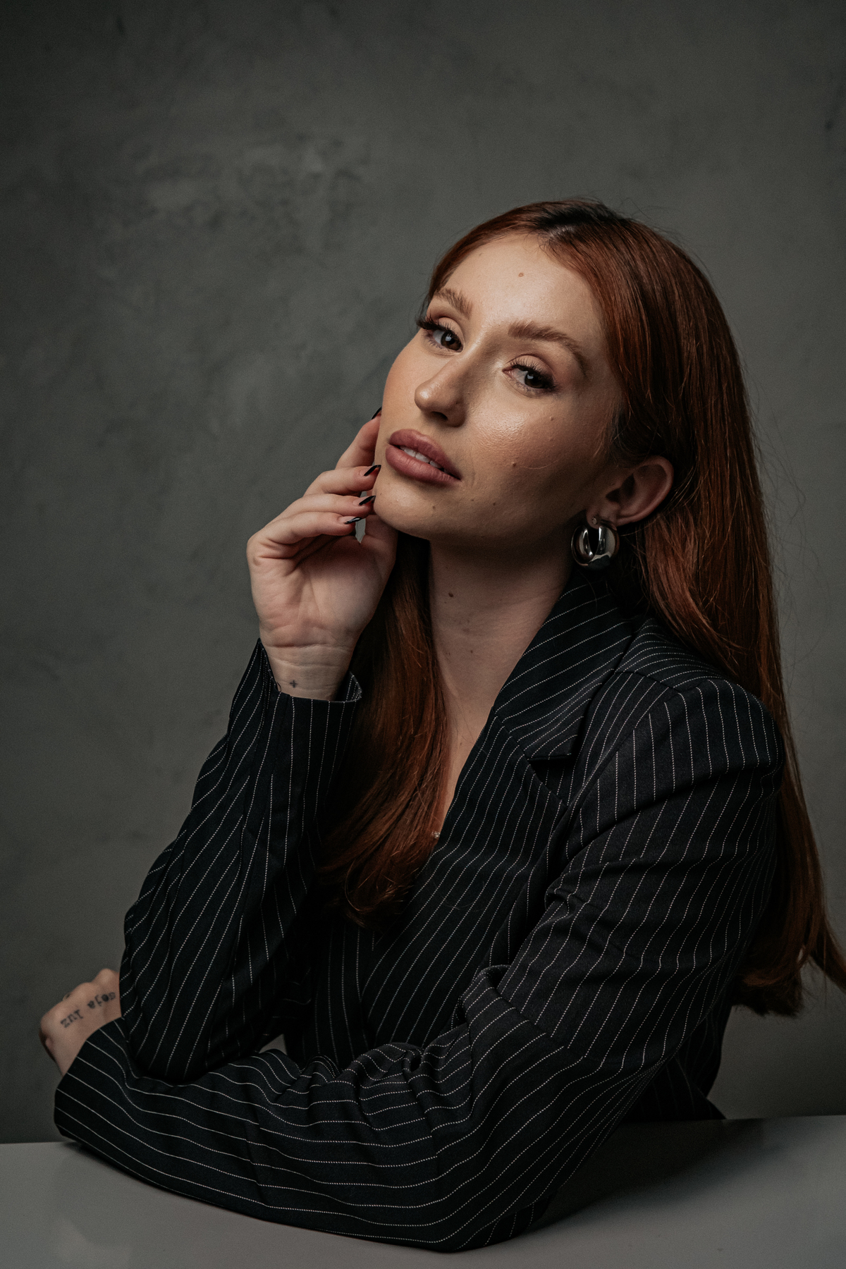 Ensaio Feminino Empresarial em Belo Horizonte com ideias e poses pensadas no uso de arquetipos de governante maga e amante