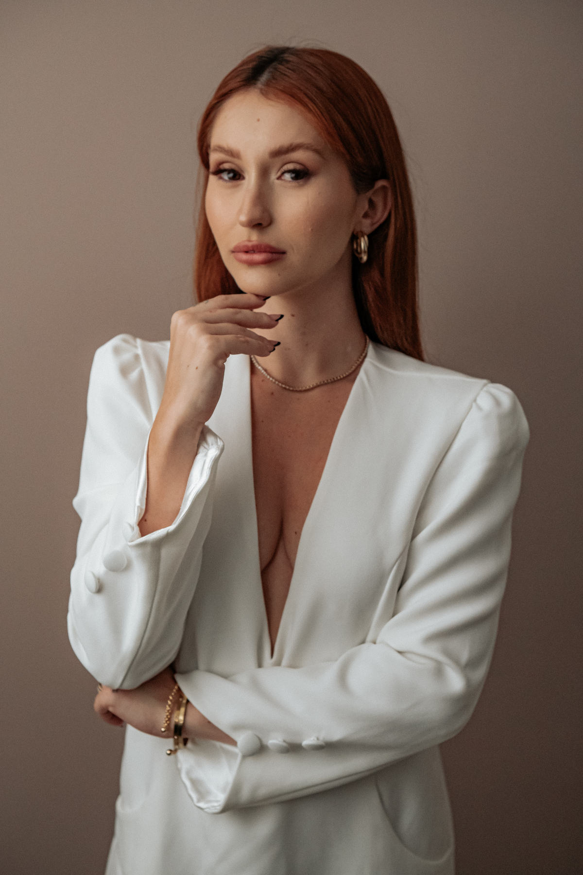 Ensaio Feminino Empresarial em Belo Horizonte com ideias e poses pensadas no uso de arquetipos de governante maga e amante