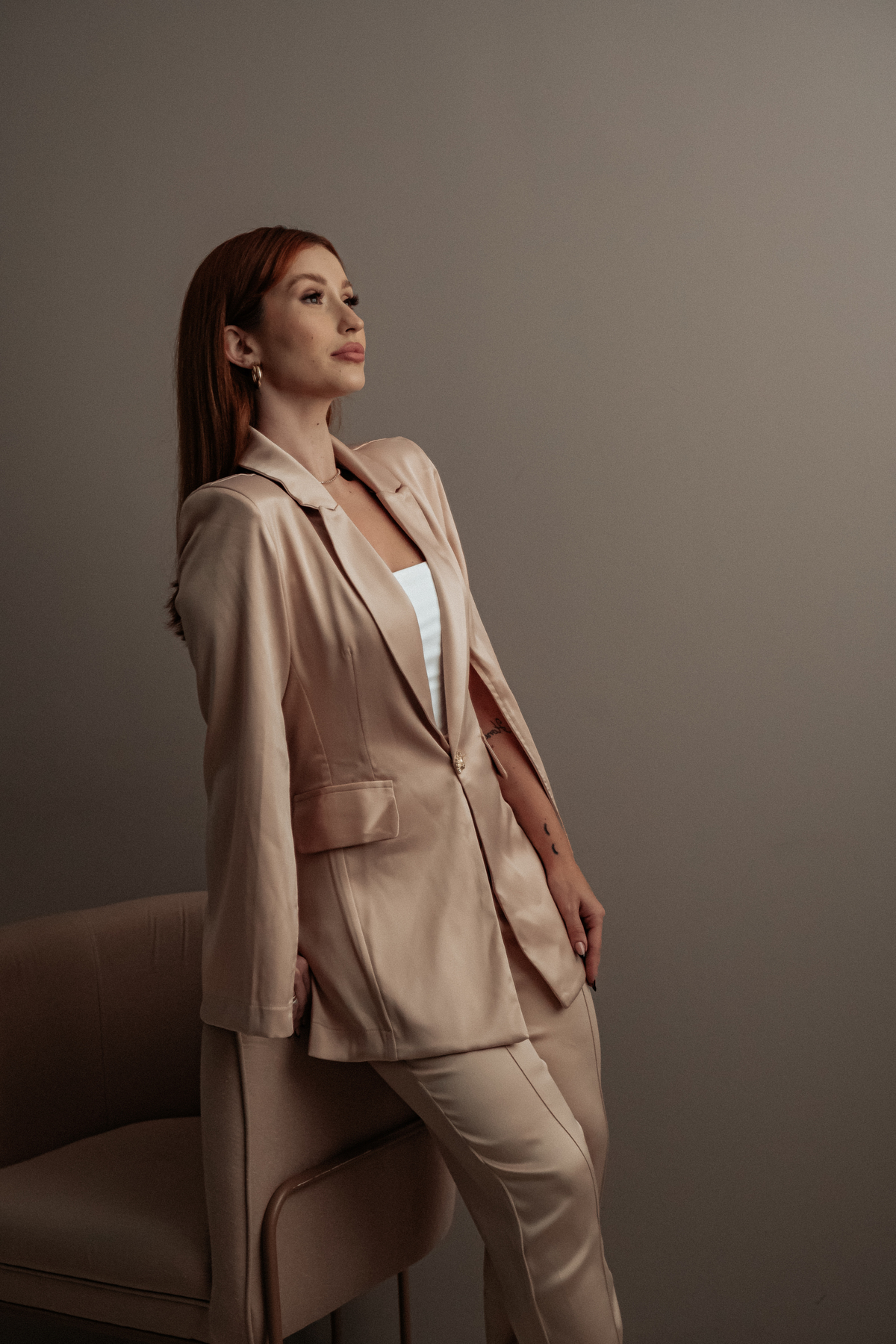 Ensaio Feminino Empresarial em Belo Horizonte com ideias e poses pensadas no uso de arquetipos de governante maga e amante