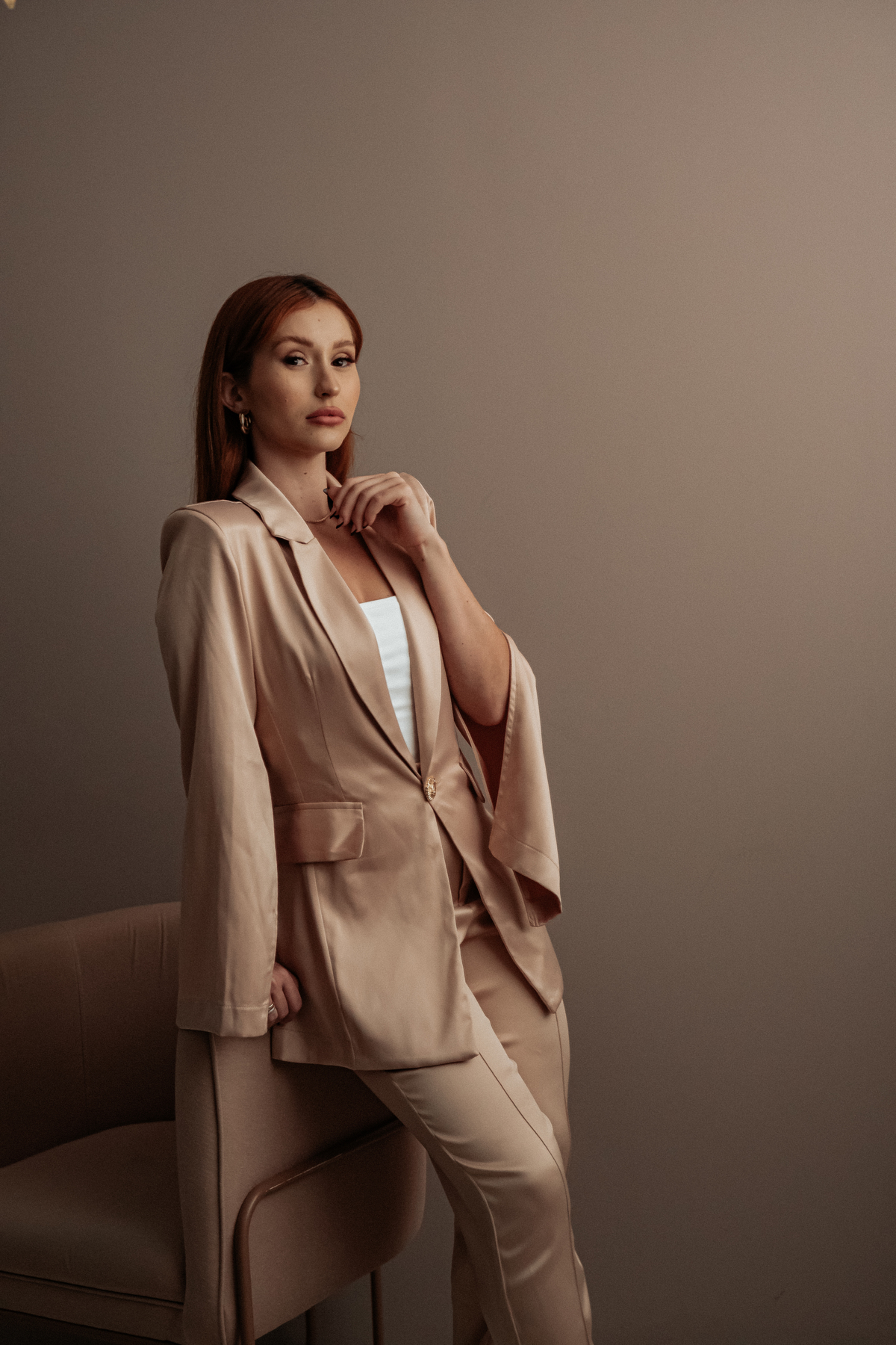 Ensaio Feminino Empresarial em Belo Horizonte com ideias e poses pensadas no uso de arquetipos de governante maga e amante