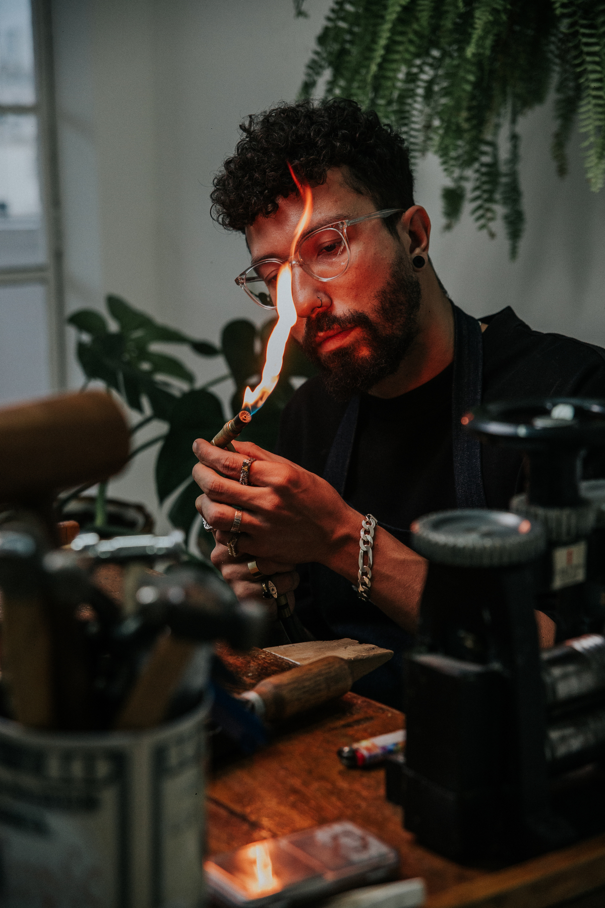 Joias masculinas Teuz Vaz em um dia de fotos para empresas em Belo Horizonte