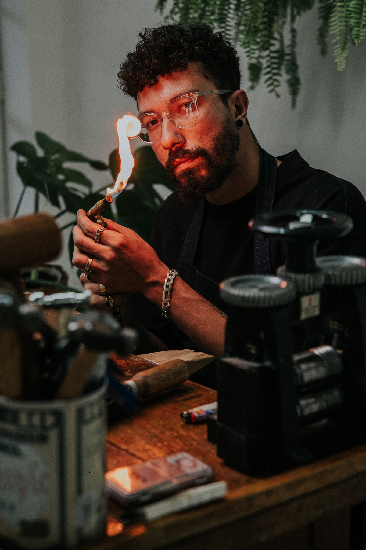 Joias masculinas Teuz Vaz em um dia de fotos para empresas em Belo Horizonte