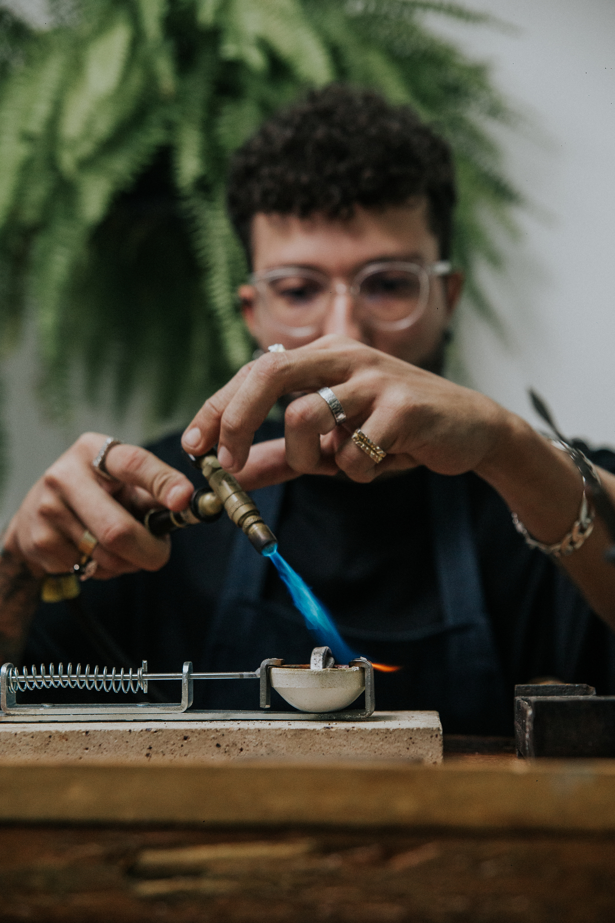 Joias masculinas Teuz Vaz em um dia de fotos para empresas em Belo Horizonte