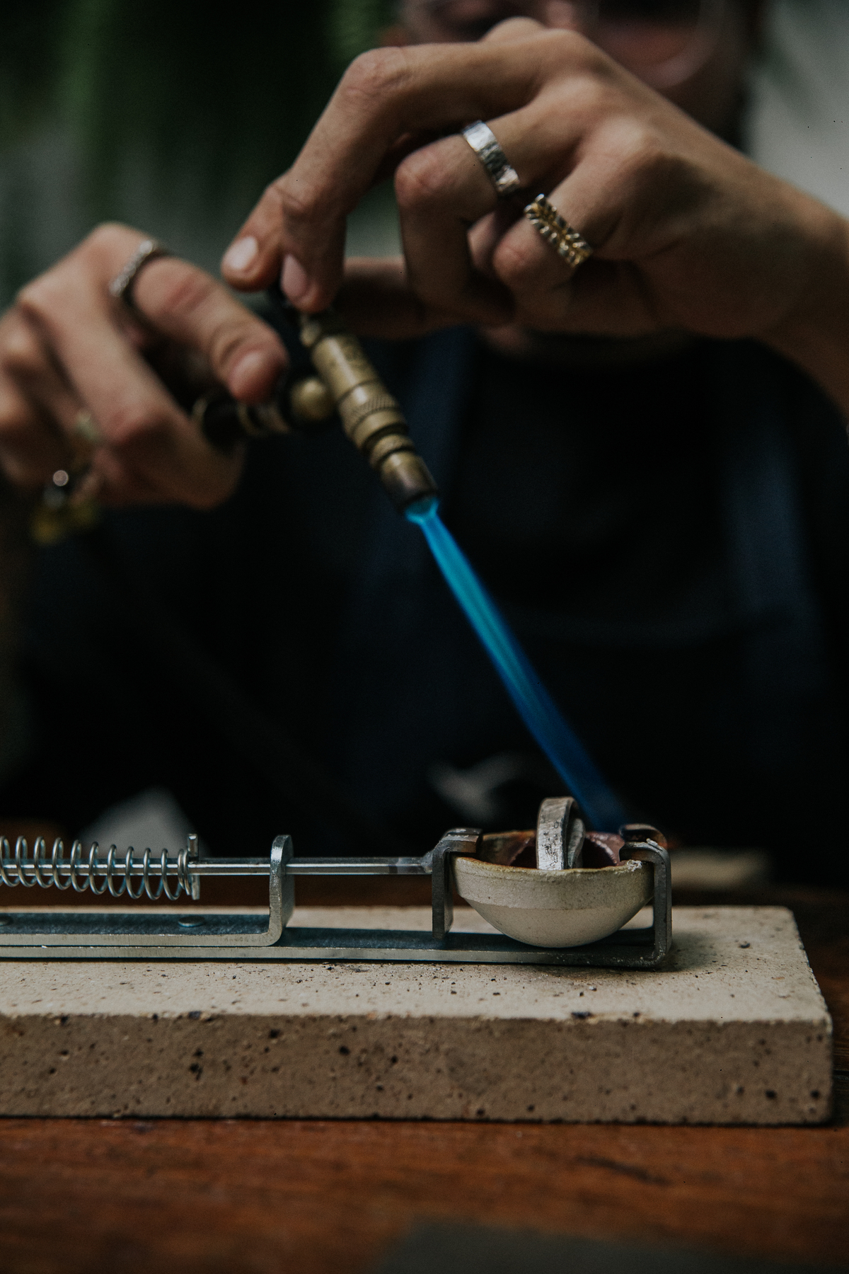 Joias masculinas Teuz Vaz em um dia de fotos para empresas em Belo Horizonte