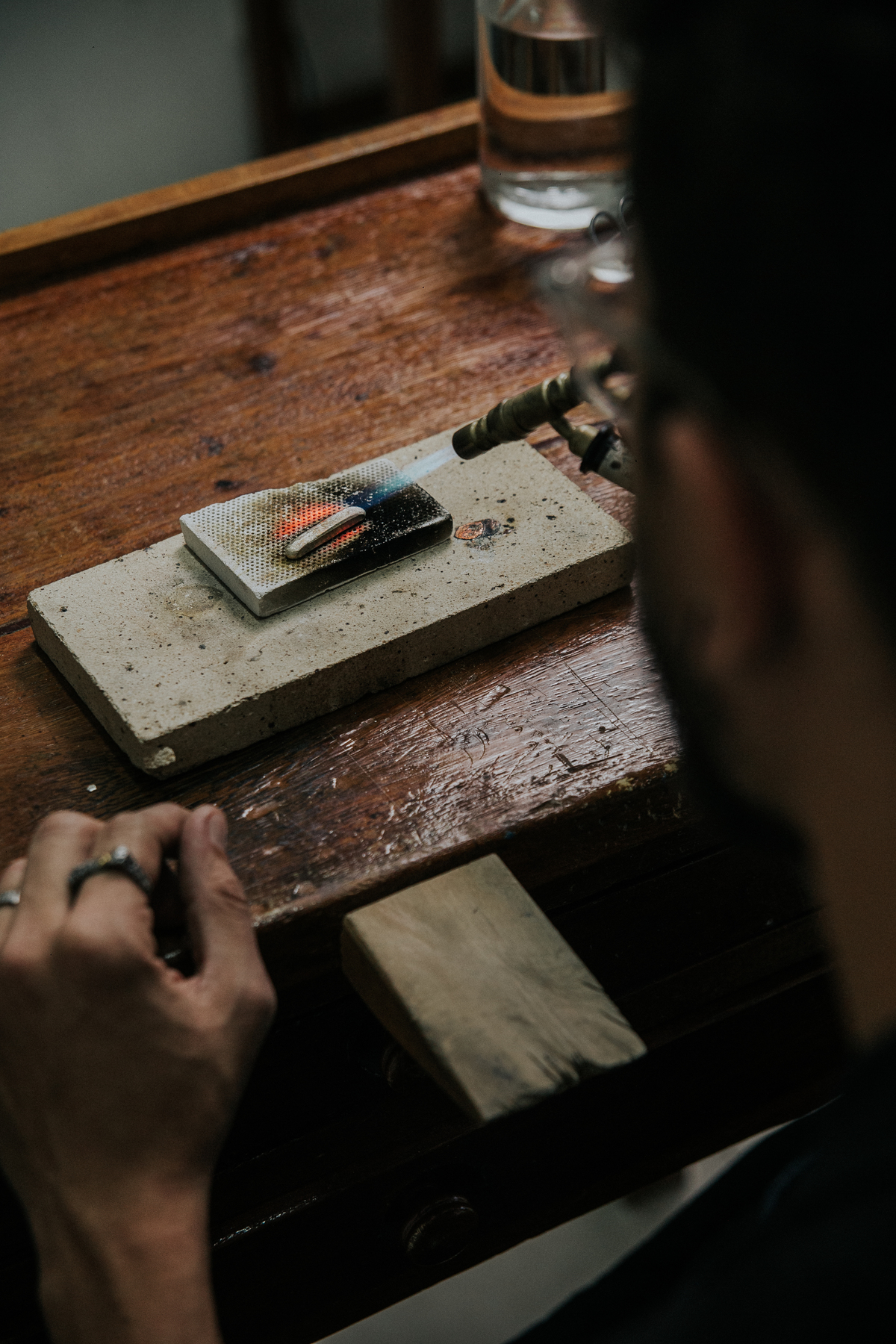 Joias masculinas Teuz Vaz em um dia de fotos para empresas em Belo Horizonte