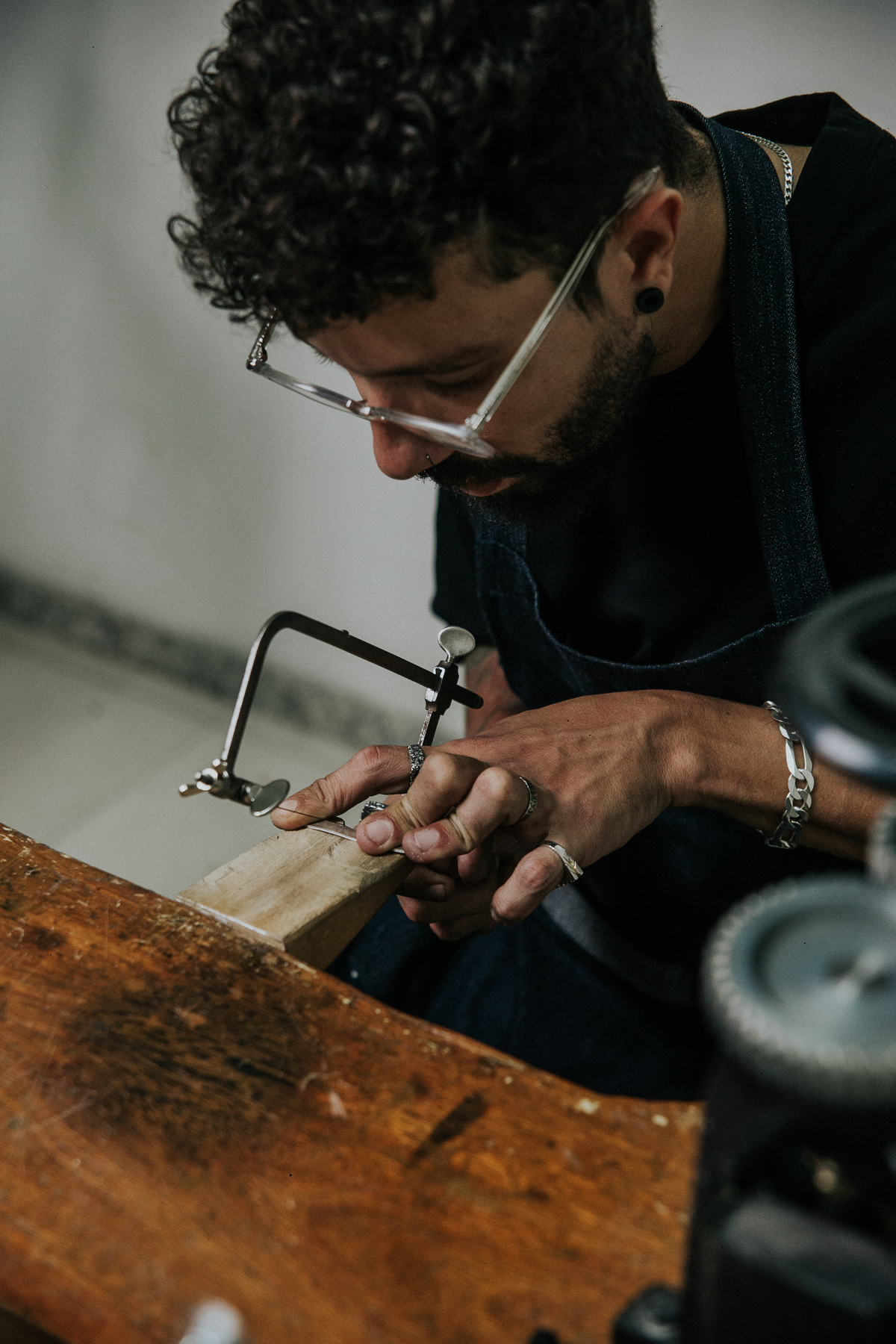 Joias masculinas Teuz Vaz em um dia de fotos para empresas em Belo Horizonte