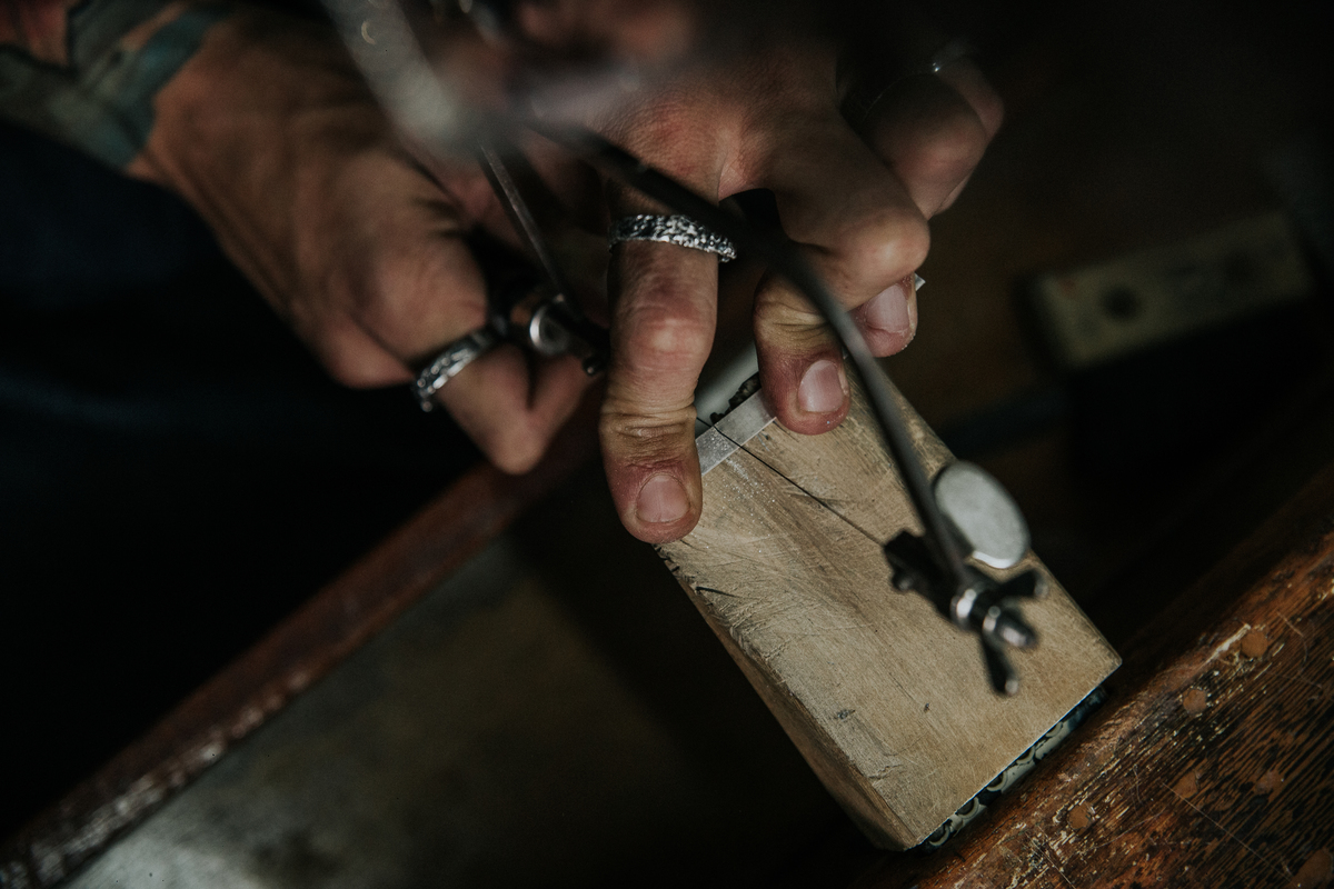 Joias masculinas Teuz Vaz em um dia de fotos para empresas em Belo Horizonte