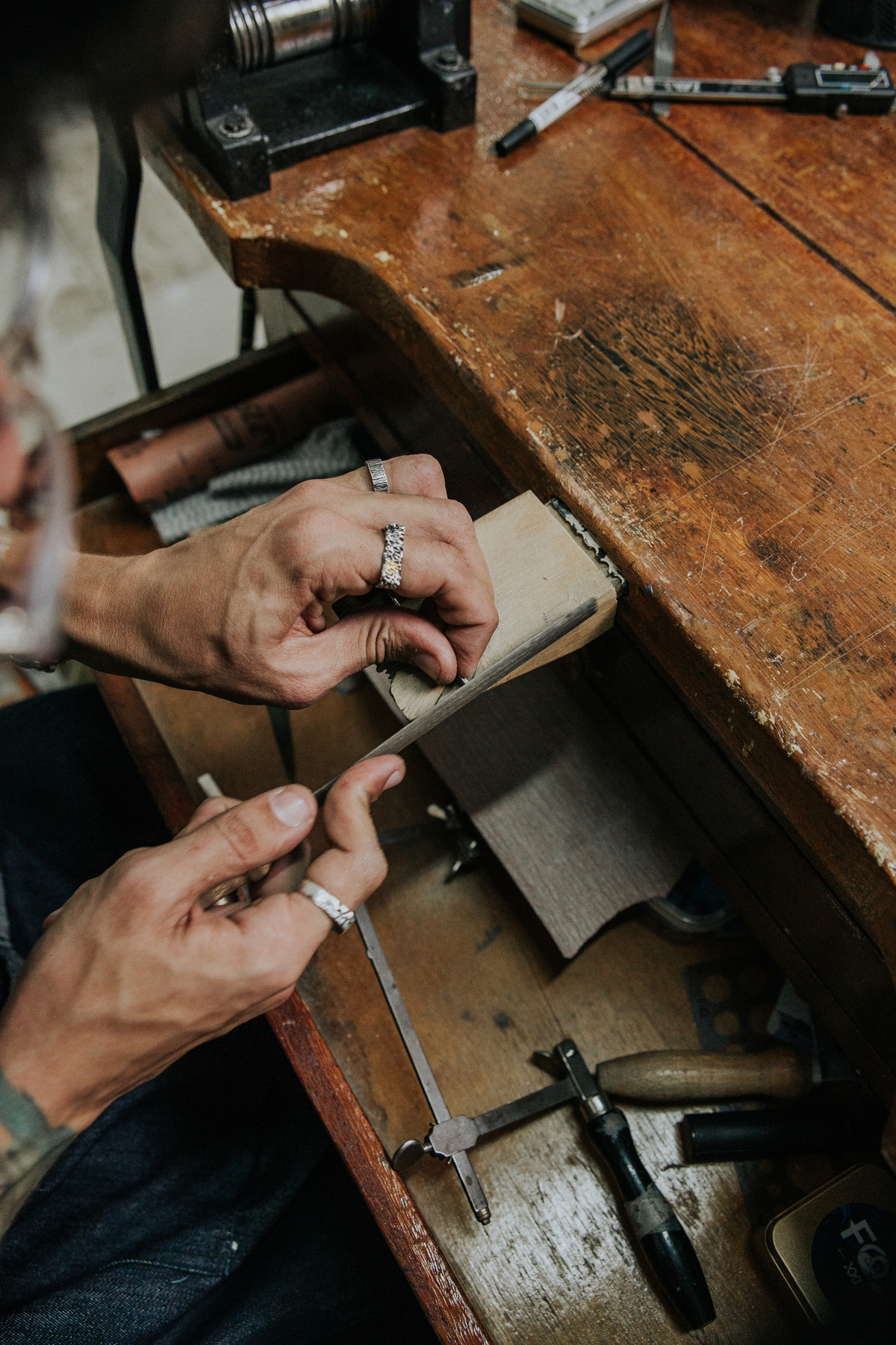 Joias masculinas Teuz Vaz em um dia de fotos para empresas em Belo Horizonte