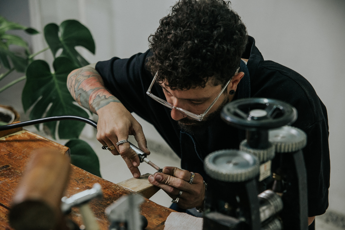 Joias masculinas Teuz Vaz em um dia de fotos para empresas em Belo Horizonte