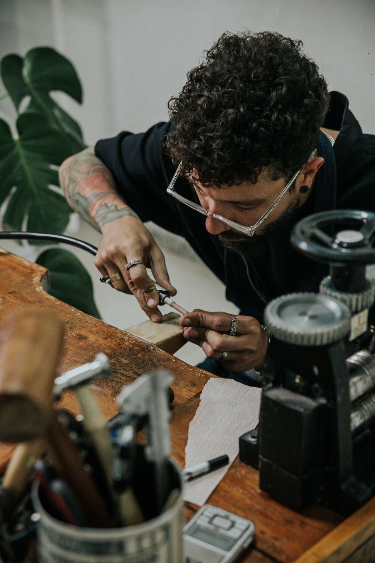 Joias masculinas Teuz Vaz em um dia de fotos para empresas em Belo Horizonte