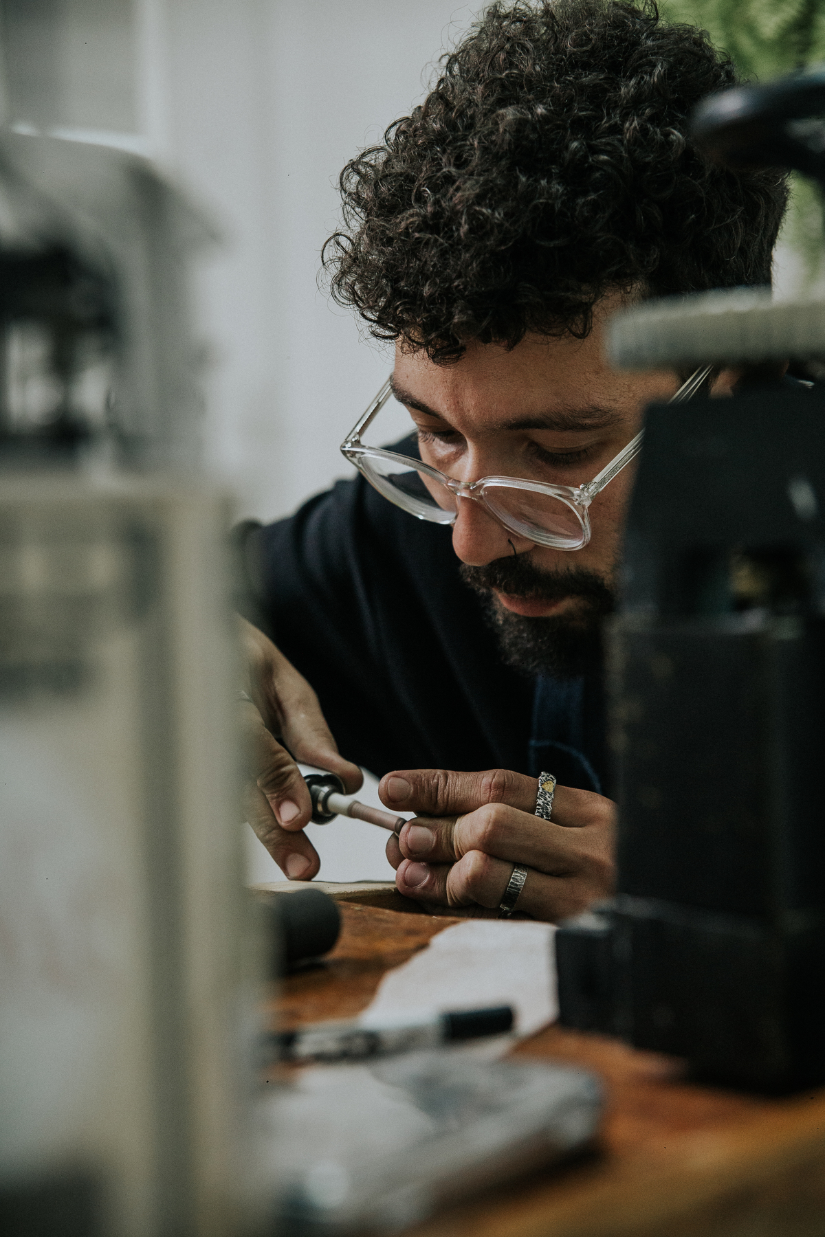 Joias masculinas Teuz Vaz em um dia de fotos para empresas em Belo Horizonte