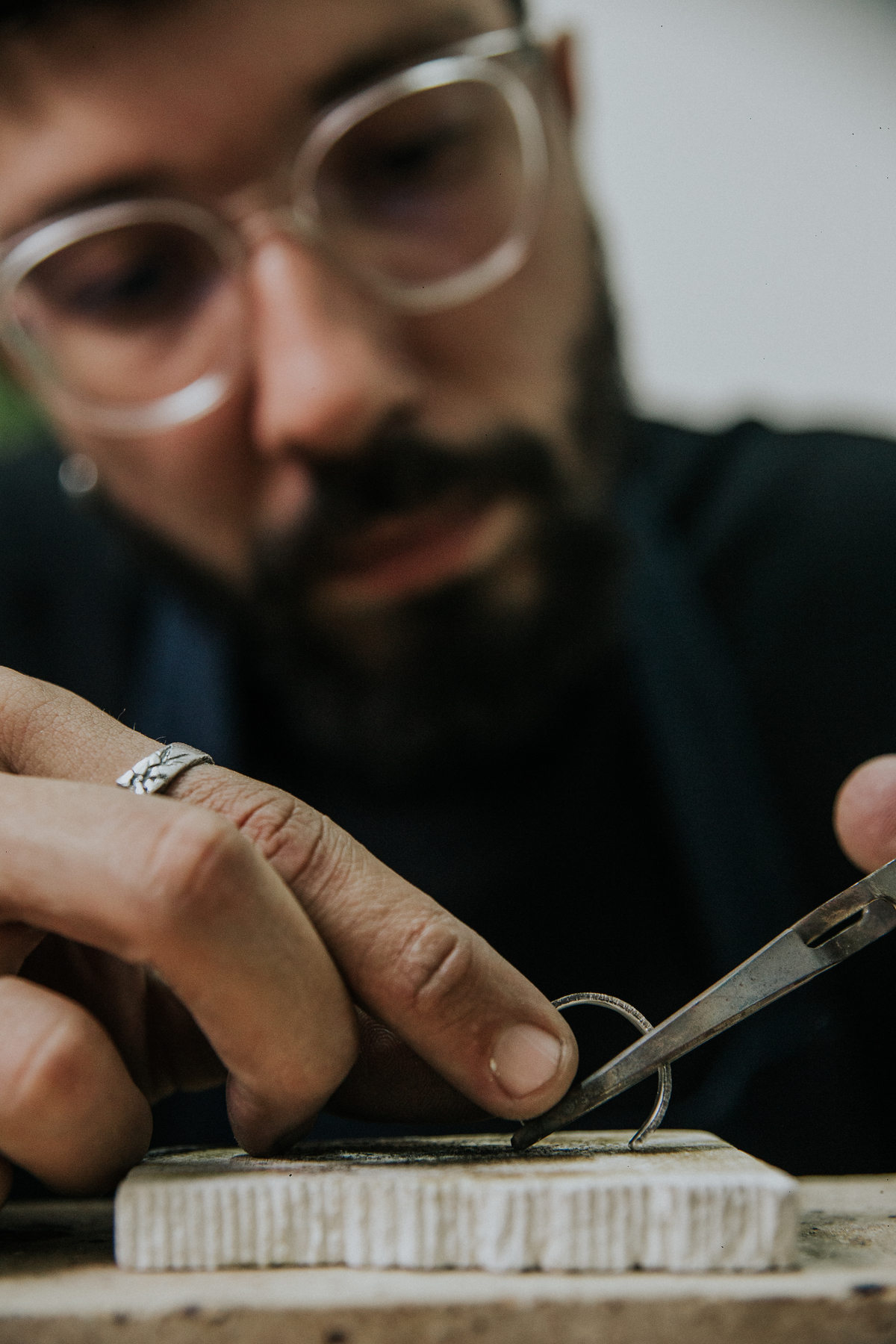 Joias masculinas Teuz Vaz em um dia de fotos para empresas em Belo Horizonte