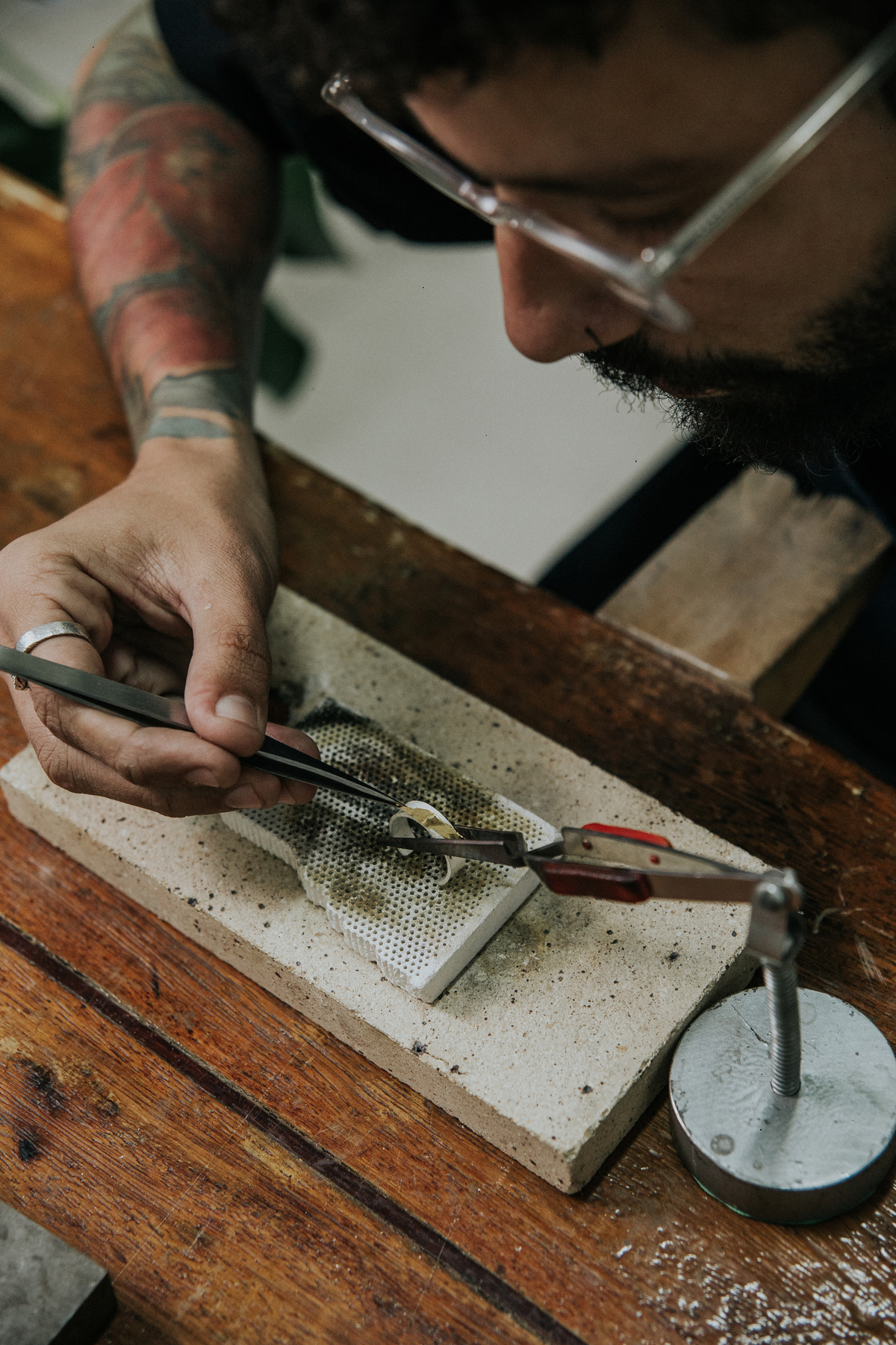 Joias masculinas Teuz Vaz em um dia de fotos para empresas em Belo Horizonte