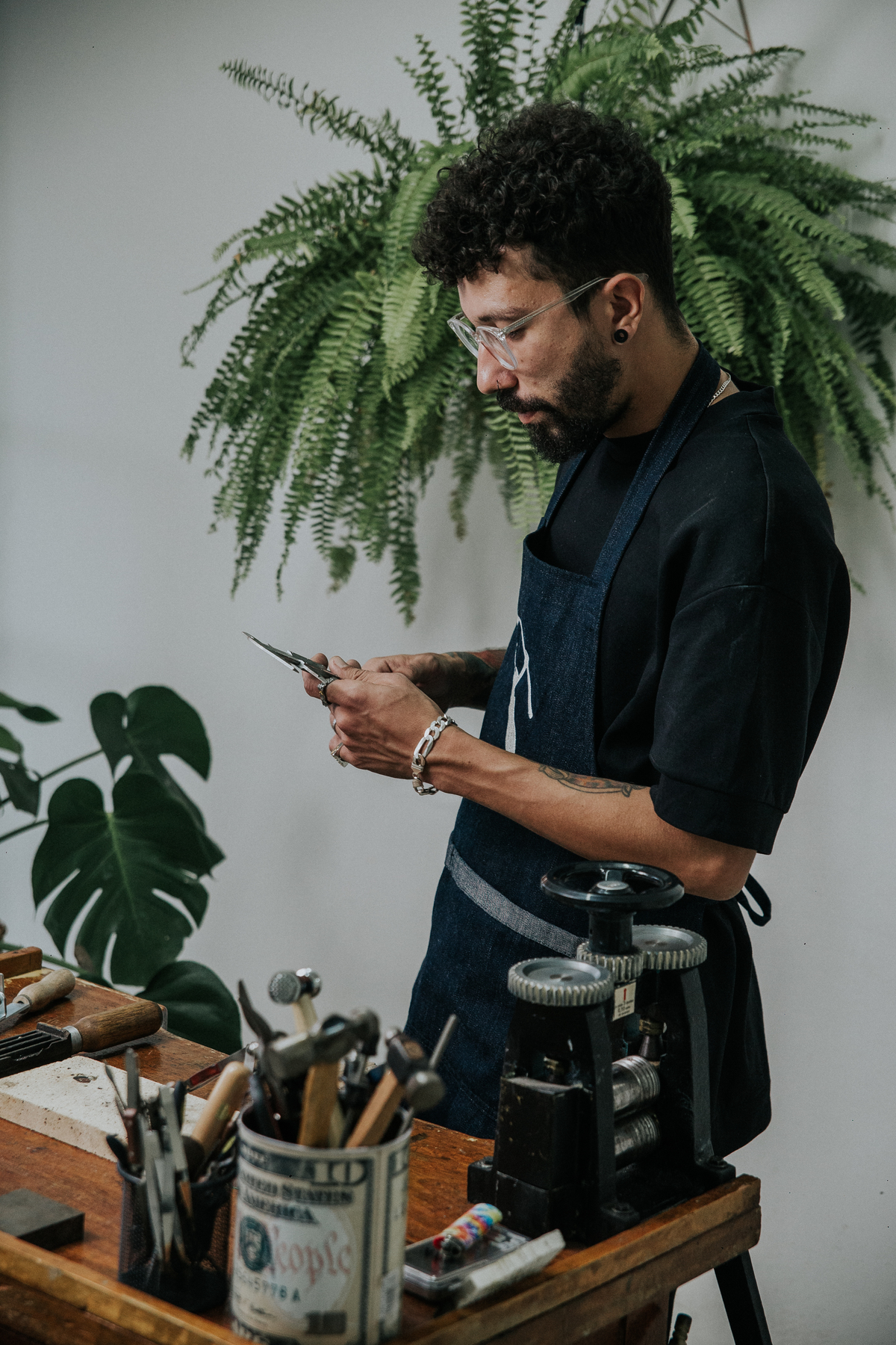 Joias masculinas Teuz Vaz em um dia de fotos para empresas em Belo Horizonte