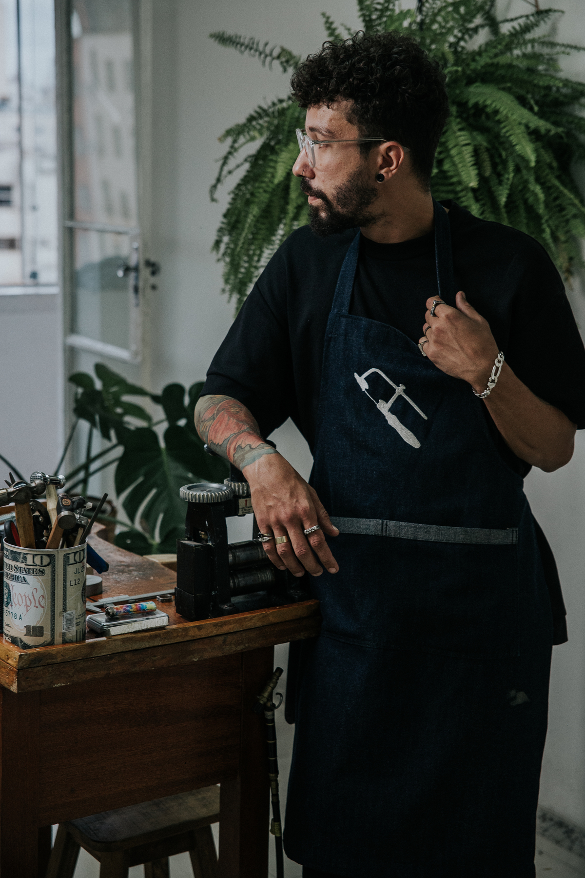 Joias masculinas Teuz Vaz em um dia de fotos para empresas em Belo Horizonte