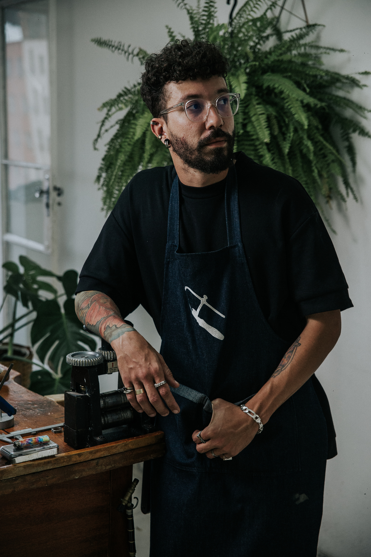 Joias masculinas Teuz Vaz em um dia de fotos para empresas em Belo Horizonte