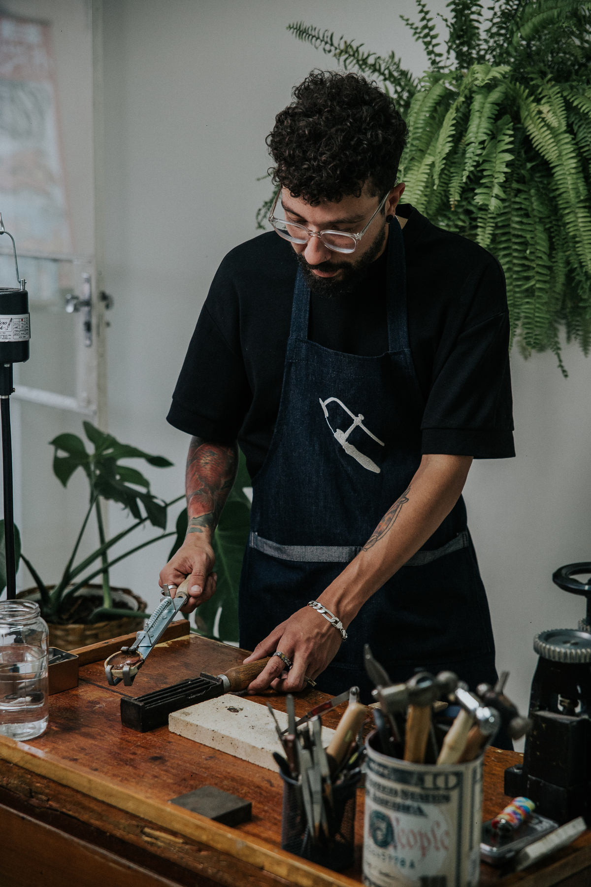 Joias masculinas Teuz Vaz em um dia de fotos para empresas em Belo Horizonte