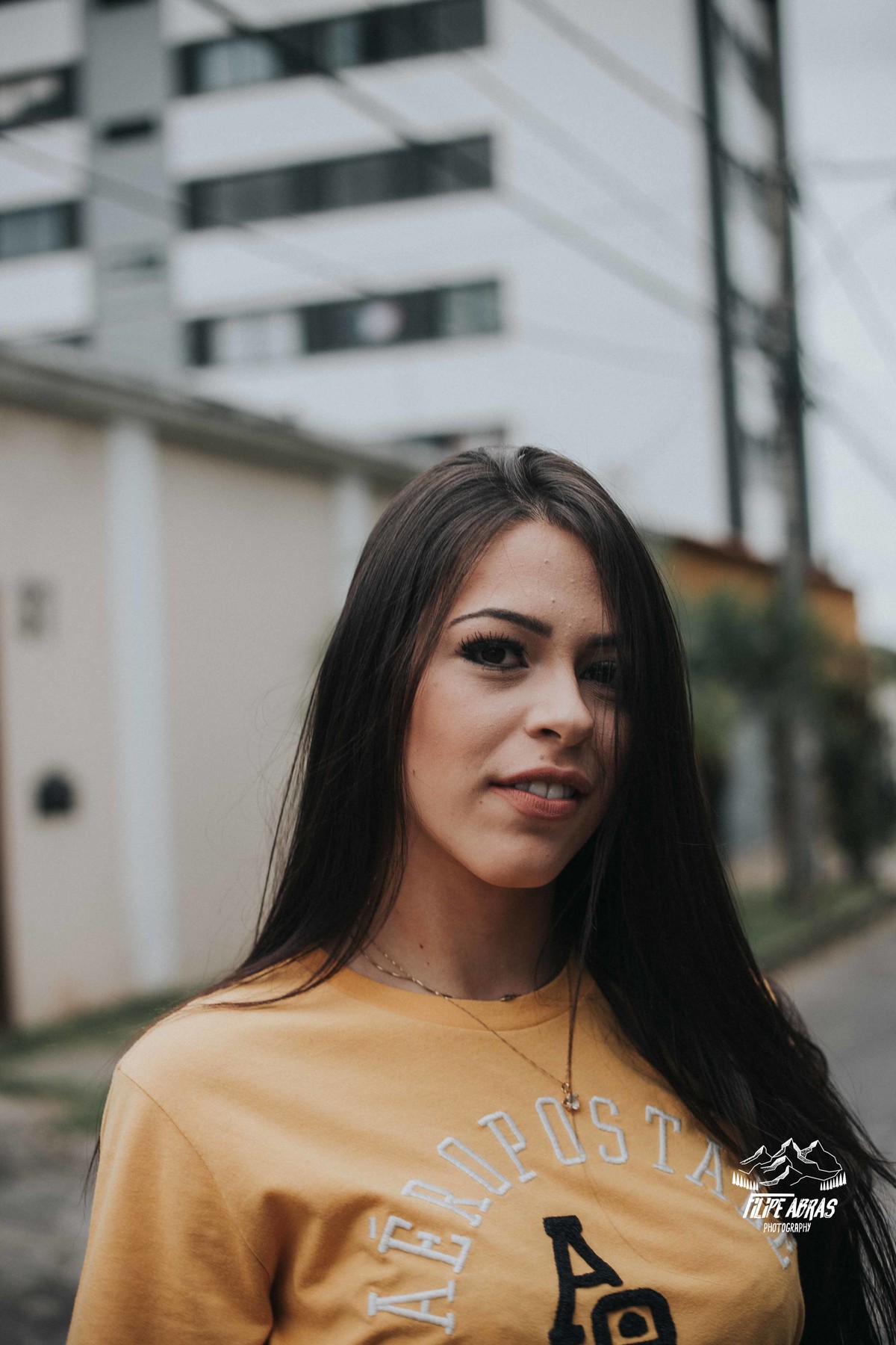 Retrato feminino em que a modelo esta olhando para o fotografo