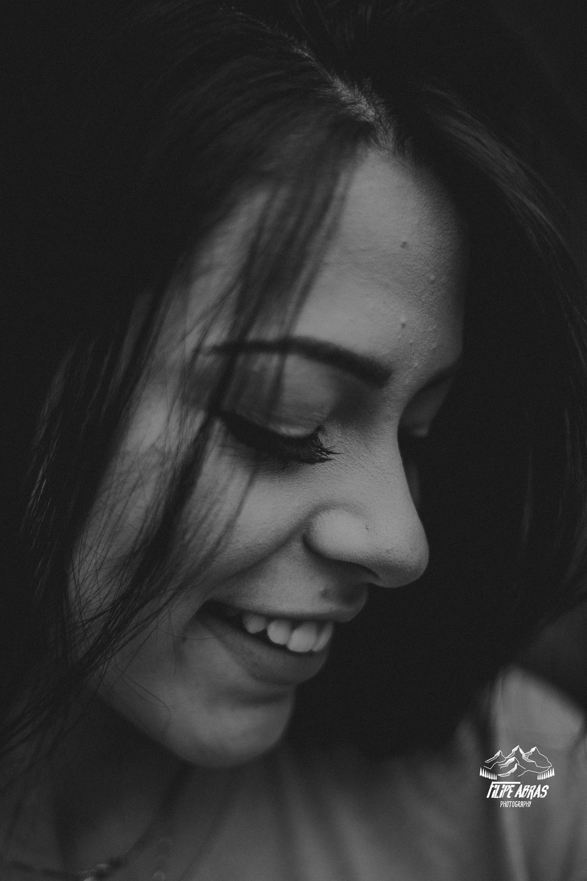 fotografia preto e branca espontânea em que a modelo esta sorrindo