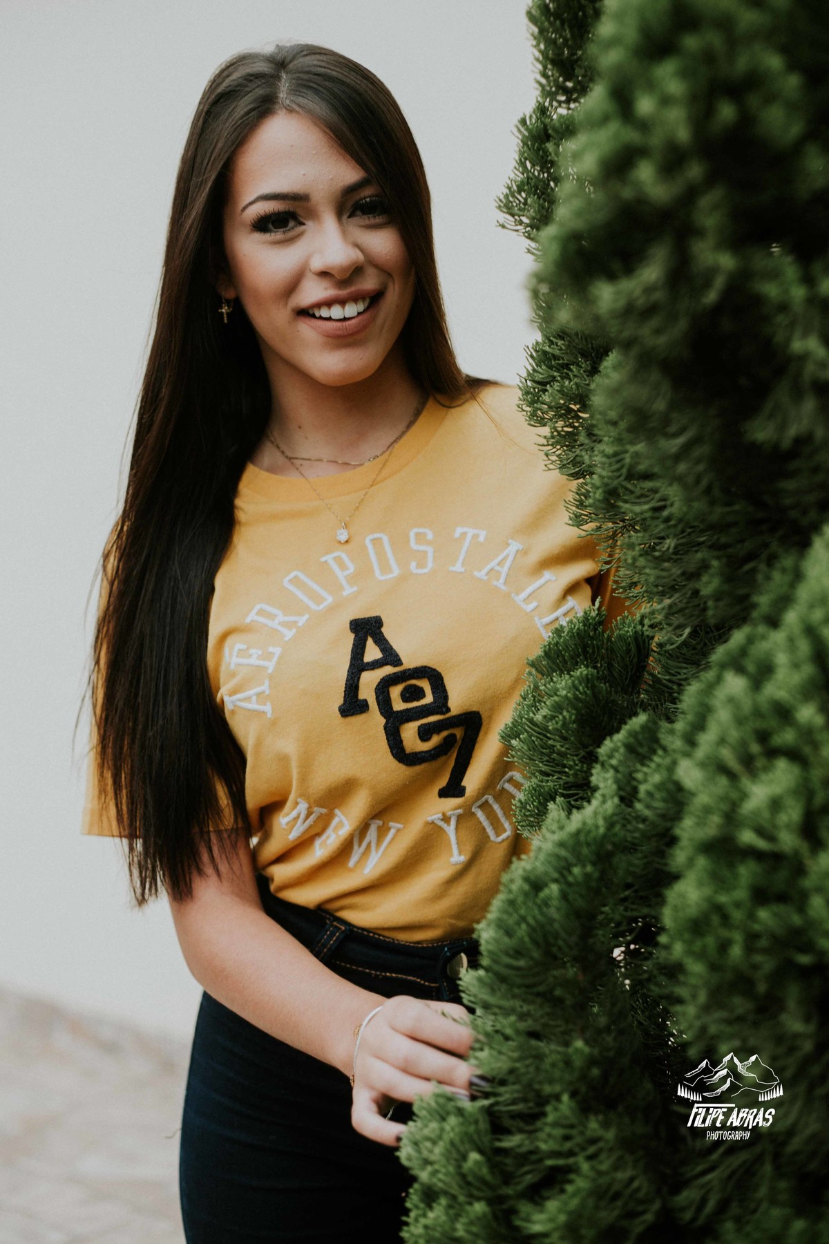 fotografia feminina feita em Betim Minas gerais em que a modelo esta sorrindo para o fotografo profissional