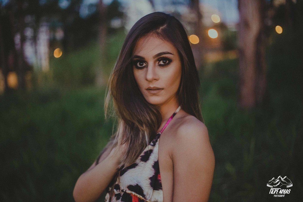 fotografia expontanea de modelo em que a mulher está olhando para a camera