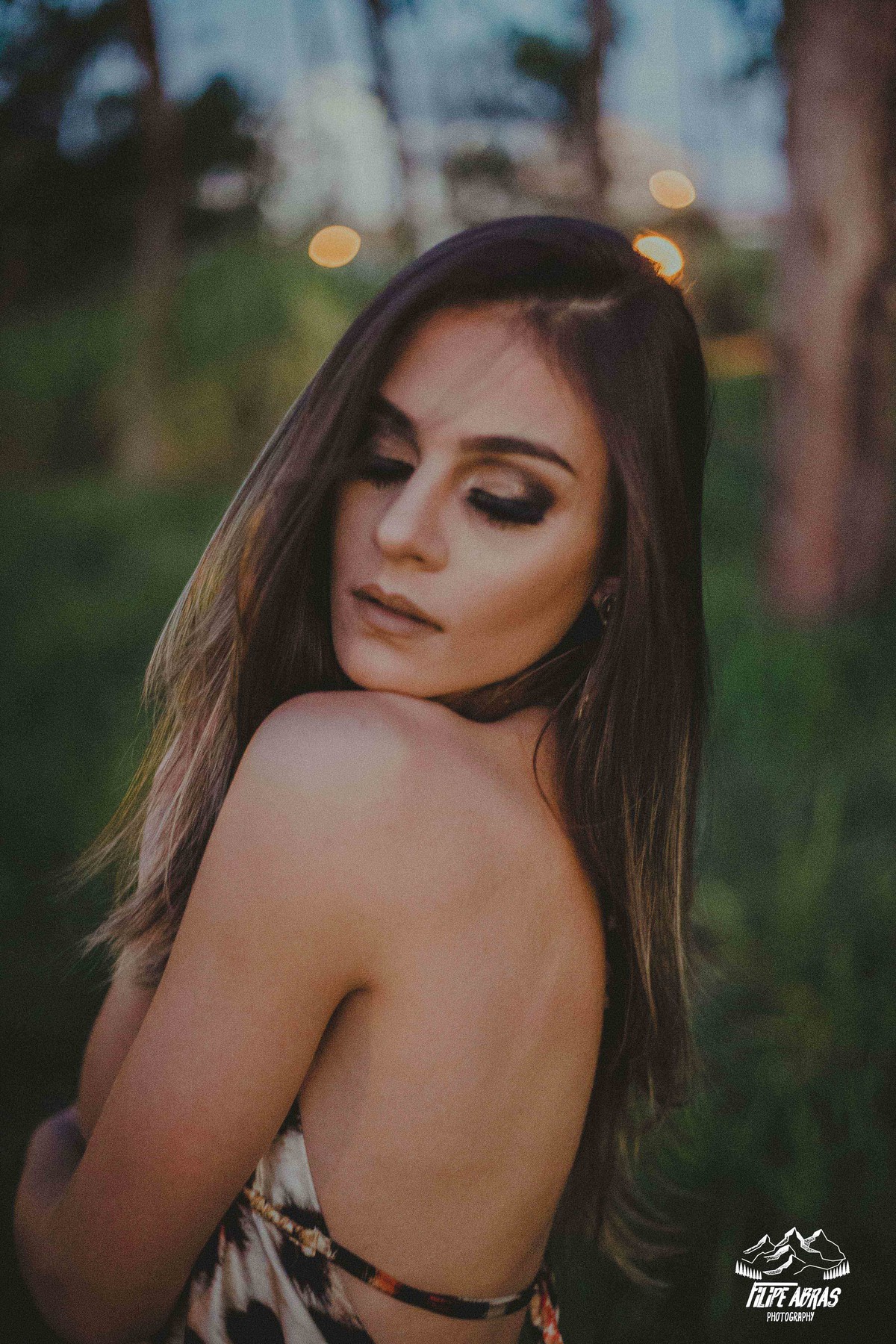 Retratos femininos em Betim em que a modelo está com os olhos fechados para mostrar a make