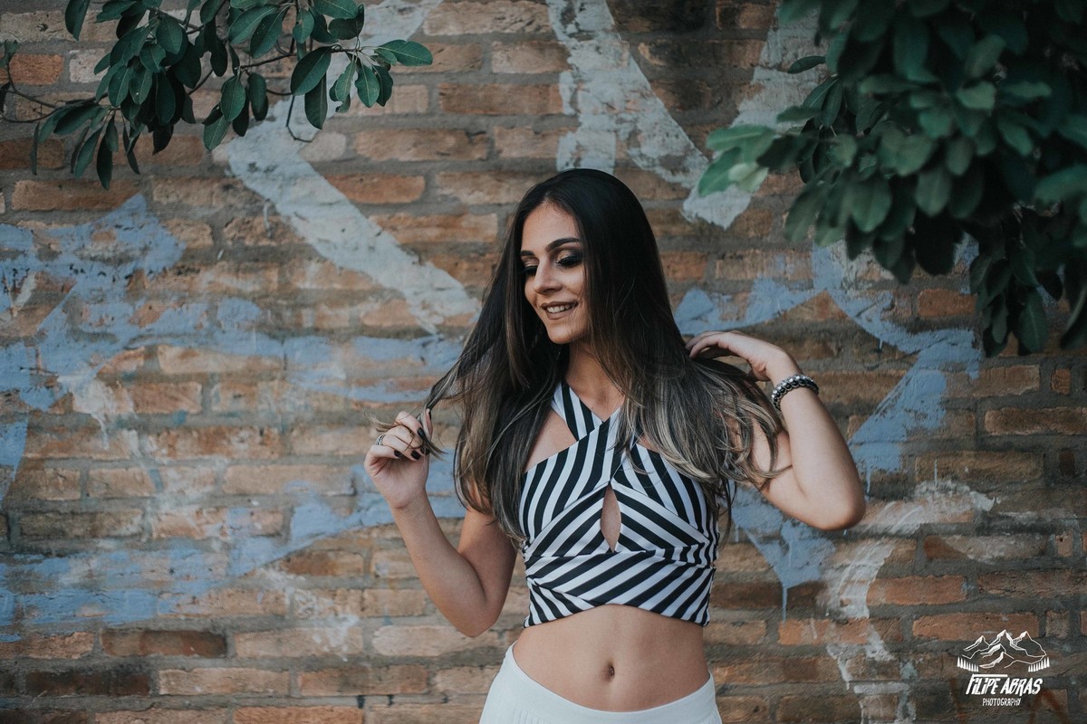 fotografia espontânea de retratos femininos em betim que a modelo esta sorrindo