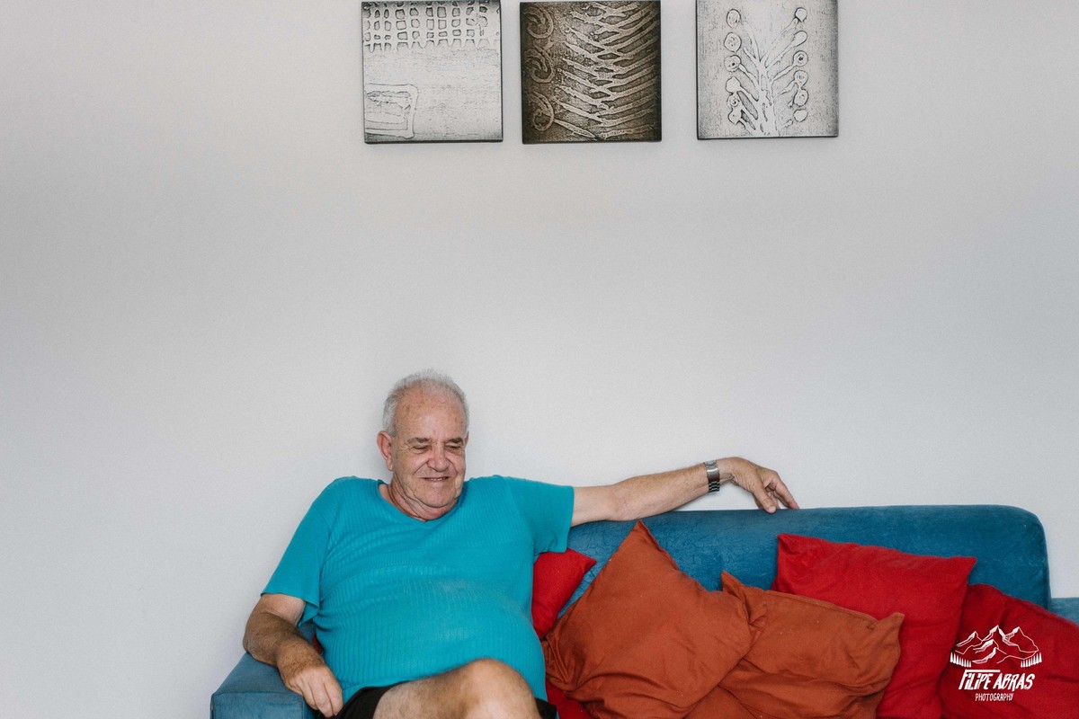 pai da noiva sentado no sofá sorrindo