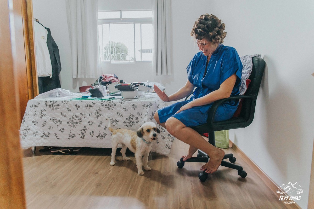 noiva brincando com a sua cachorrinha