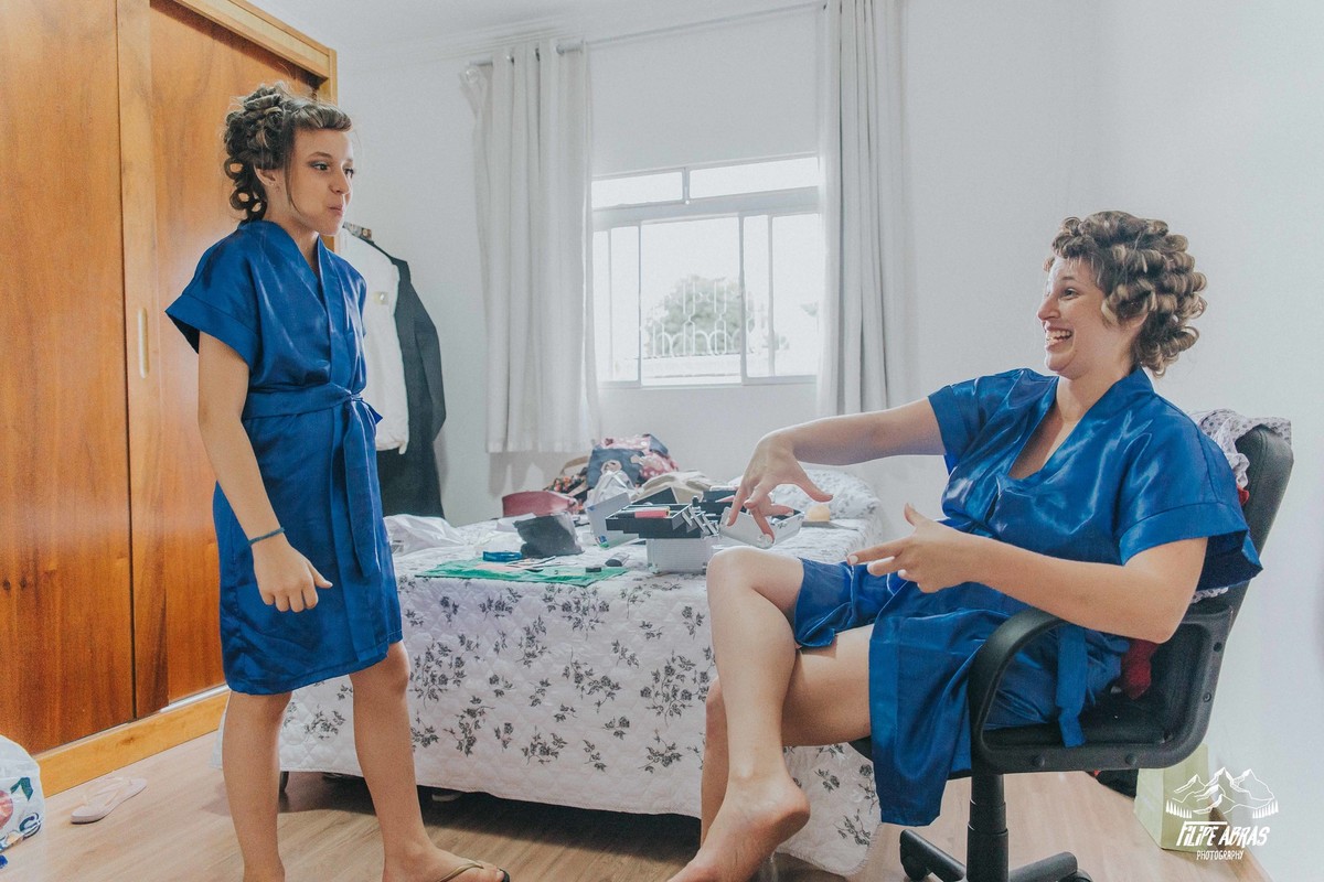 fotografia espontânea de dia da noiva entre noiva e pajem