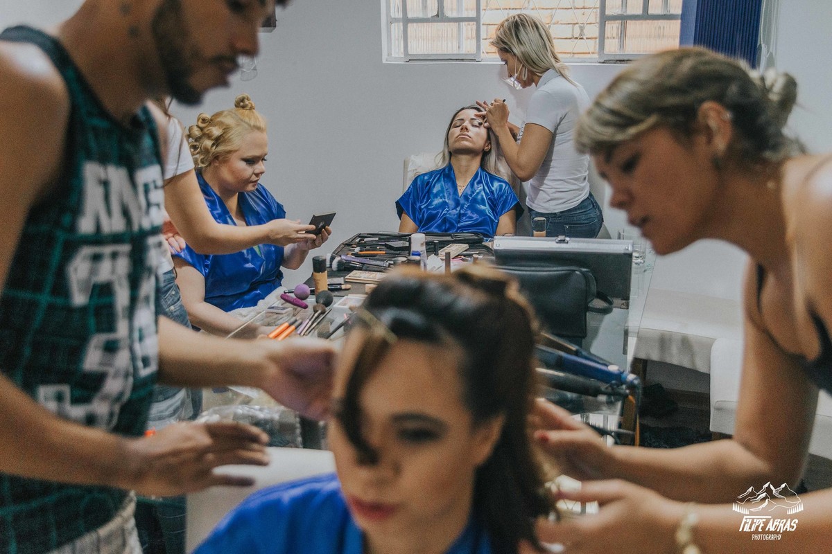 Madrinhas se arrumando na casa da noiva para o casamento
