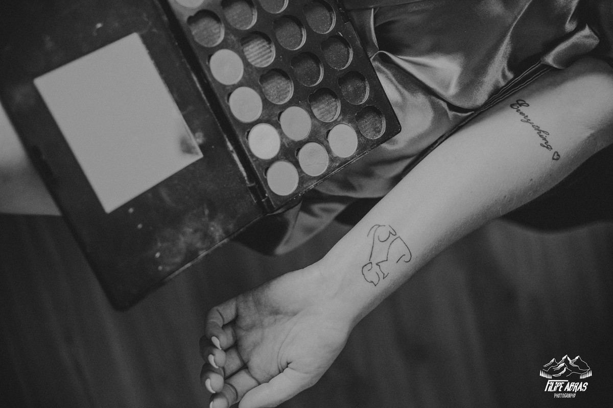 detalhe da tatuagem de cachorro durante o make da noiva