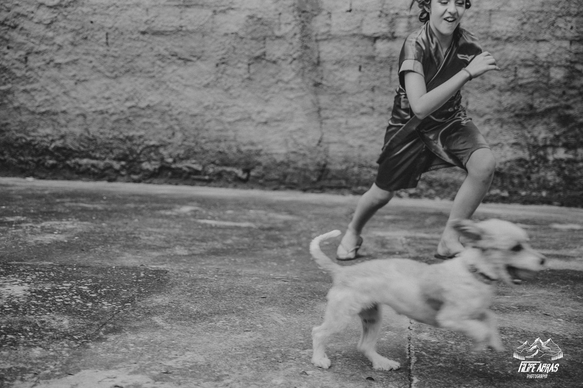 daminha de honrra brincando com a cahorrinha da noiva