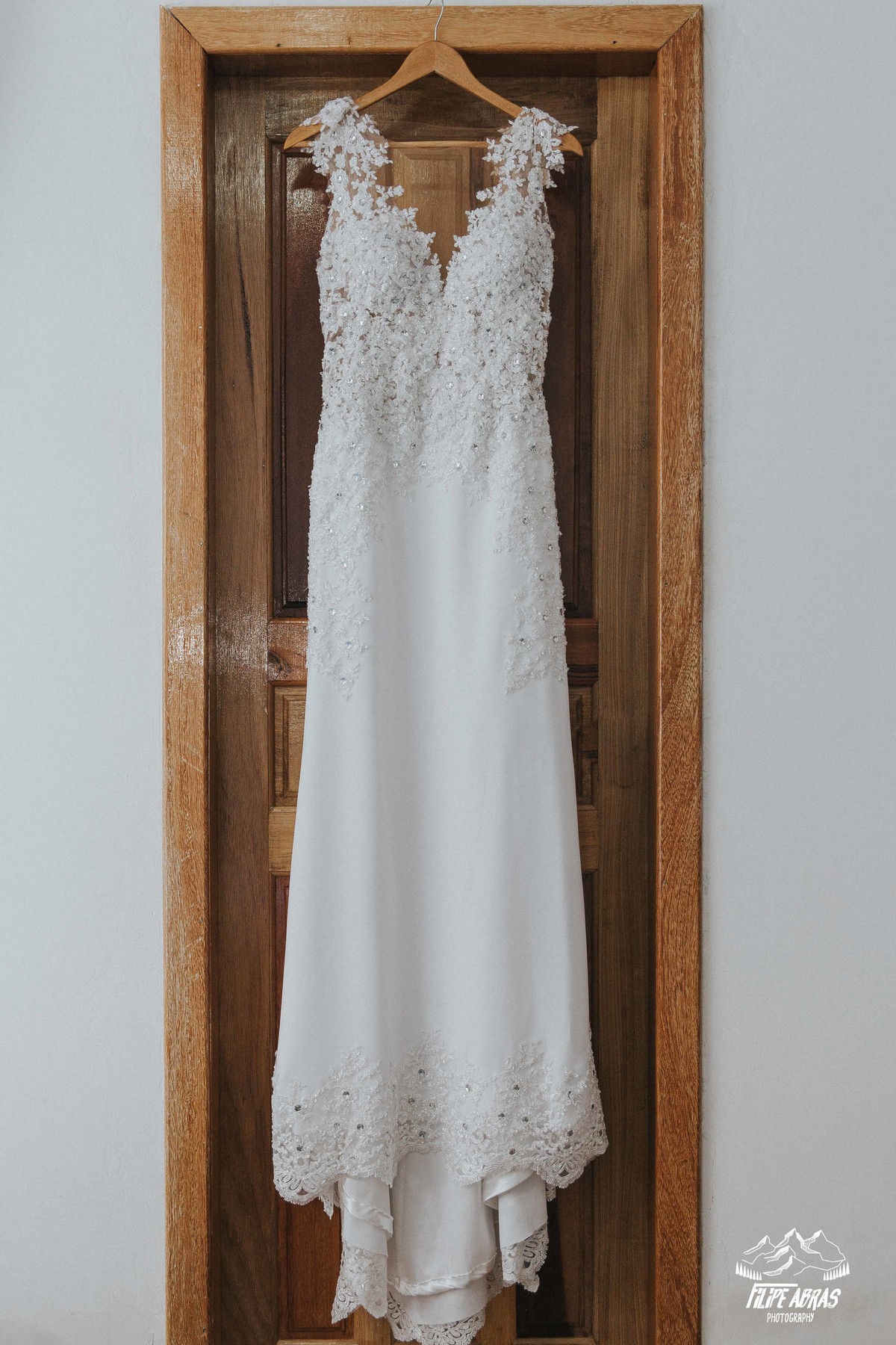 vestido de noiva pendurado na porta