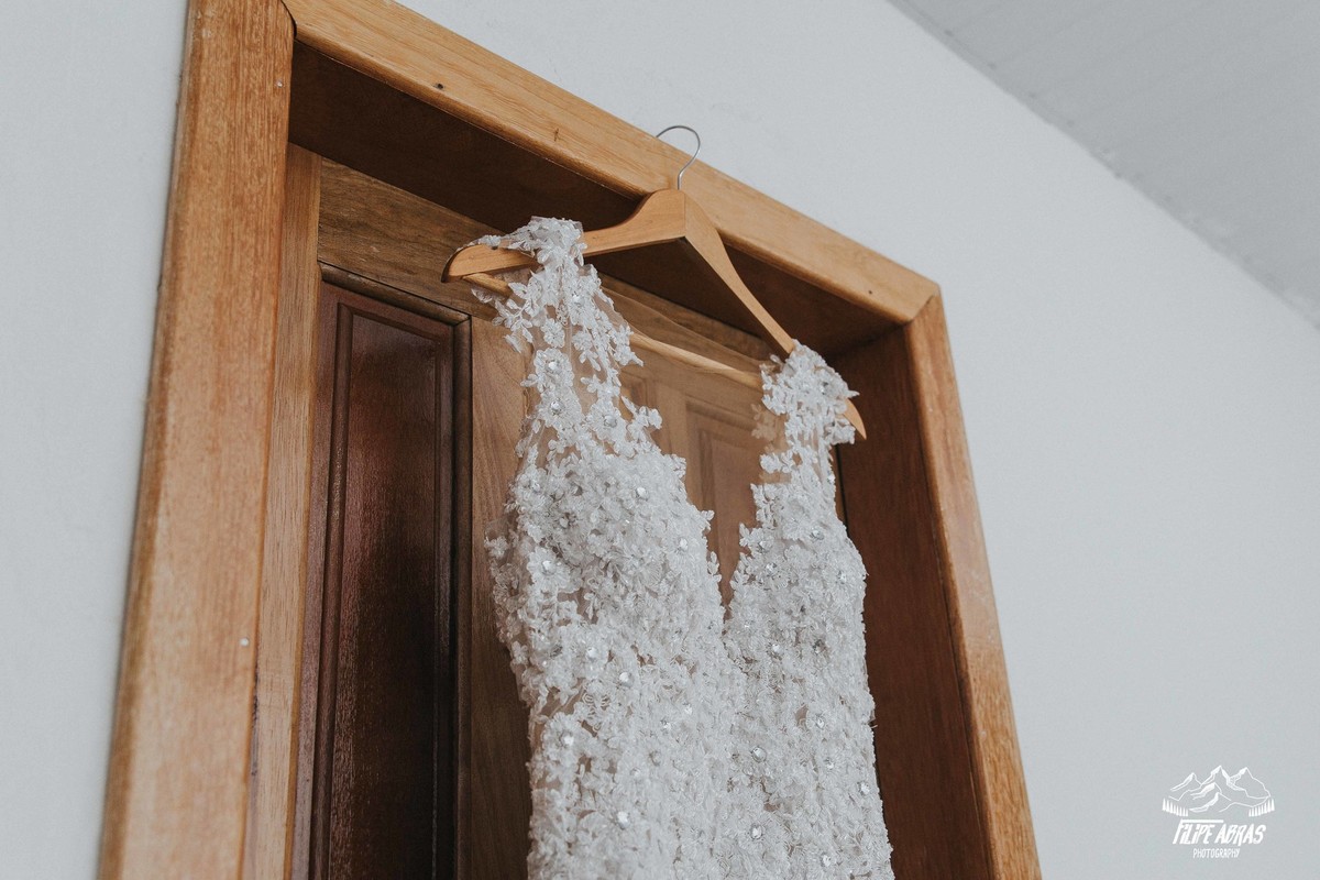 detalhes do vestido da noiva que está pendurado
