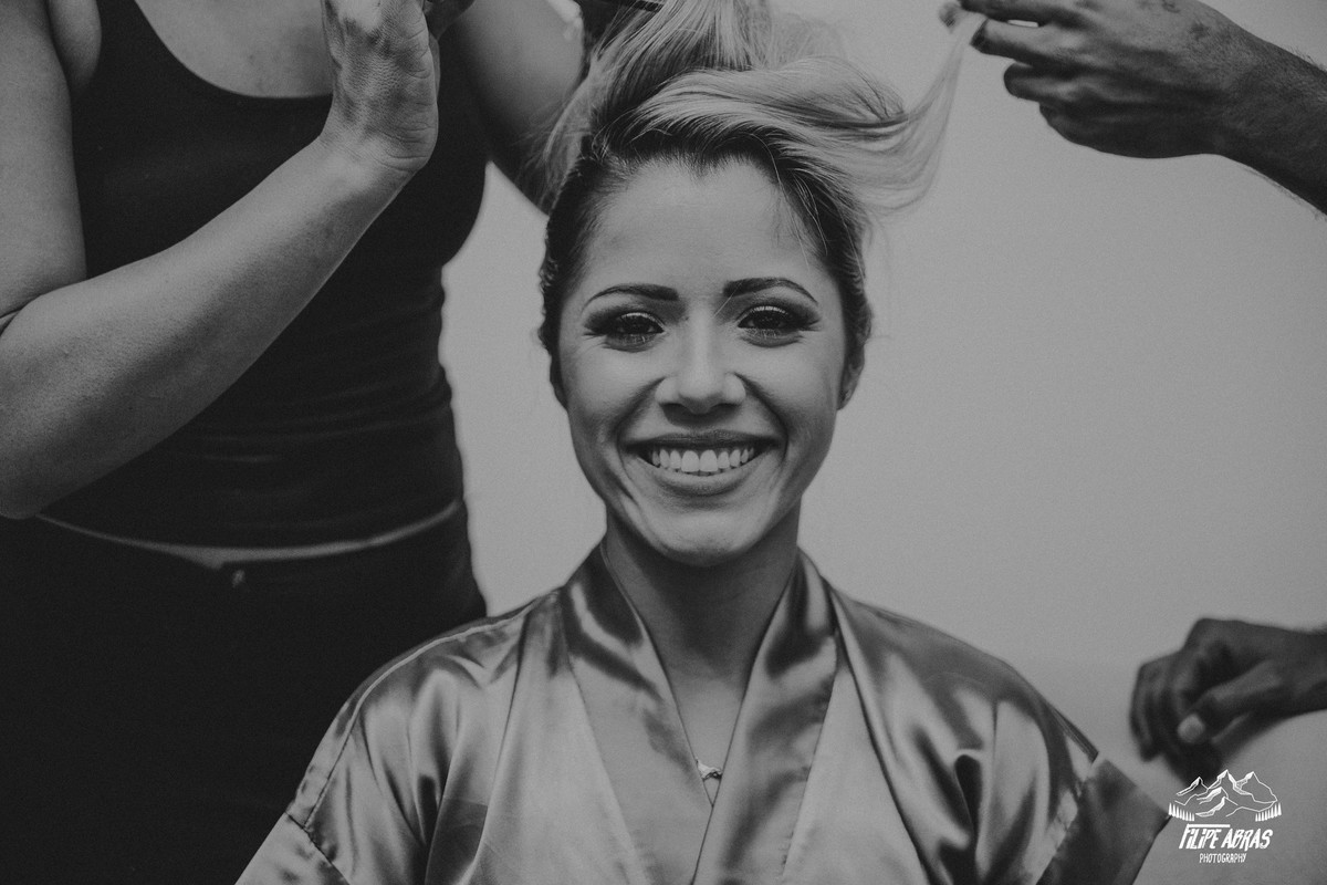 retrato da madrinha se arrumando para o casamento da amiga