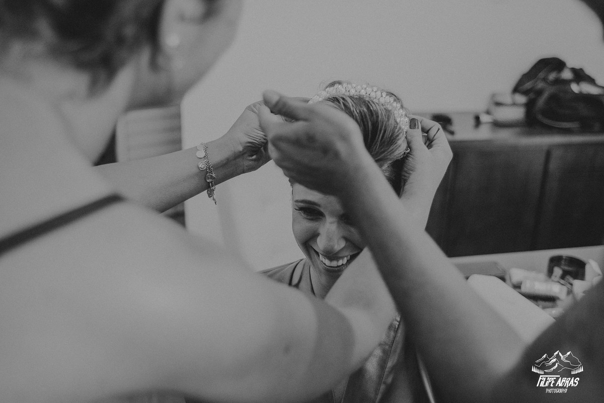 detalhes finais da coroa de perolas da noiva