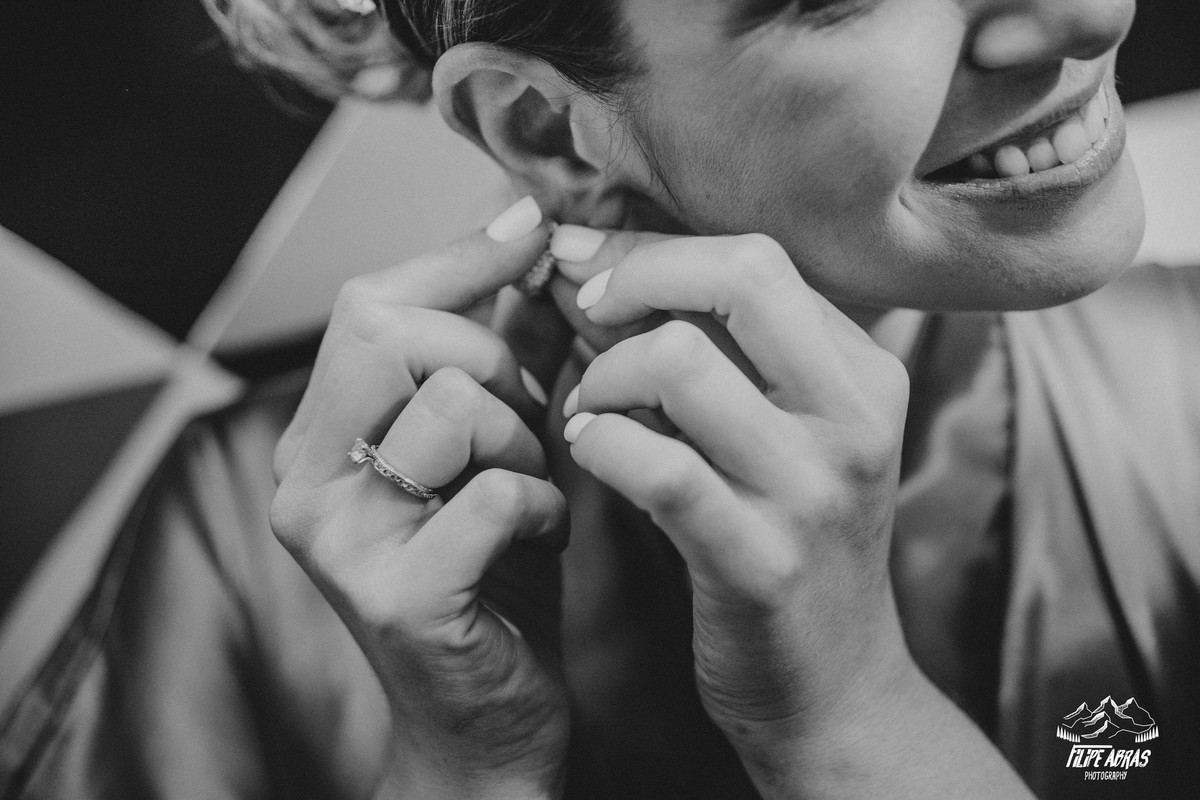 noiva colocando os brincos para o casamento em Belo Horizonte