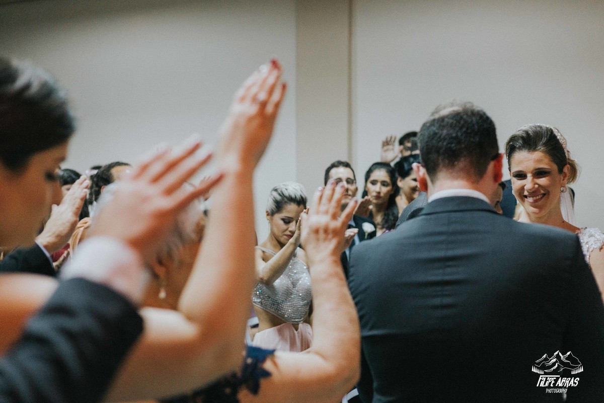 noiva sorrindo durante as bençãos na cerimonia de casamento