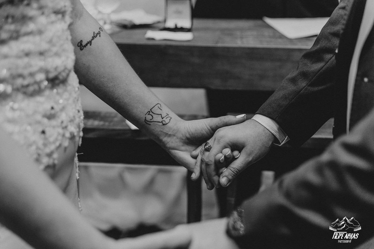 detalhes de casamento em que a noiva tem uma tatuagem de um cachorro no braço