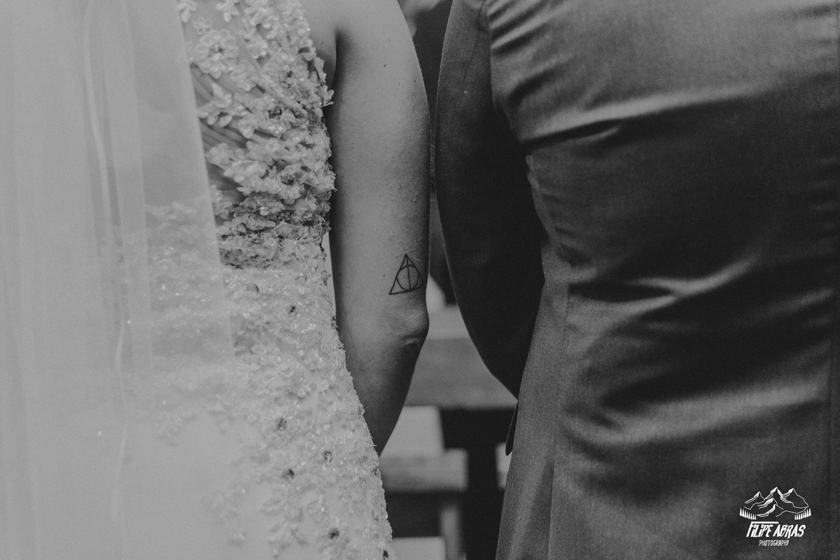 detalhes do casamento em que a noiva tem um tatuagem das reliquias da morte do harry potter no braço
