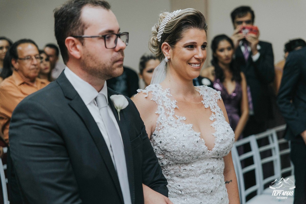 noiva sorrindo durante a cerimonia de casamento