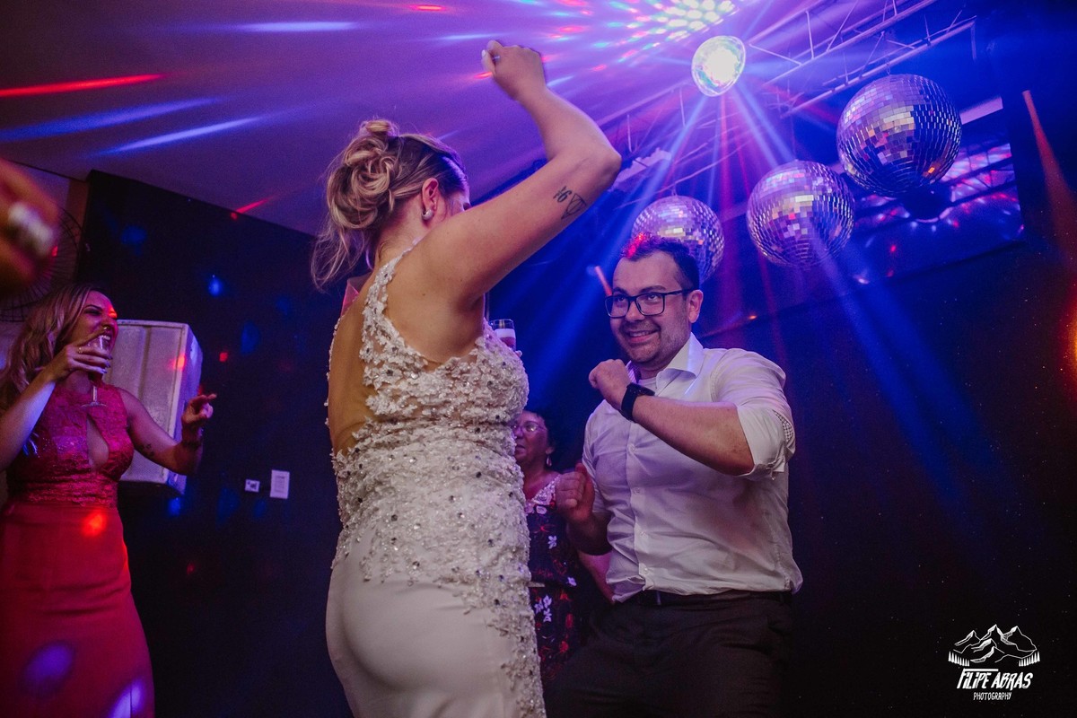 noiva dançando com o noivo na cerimonia de casamento e sorrindo