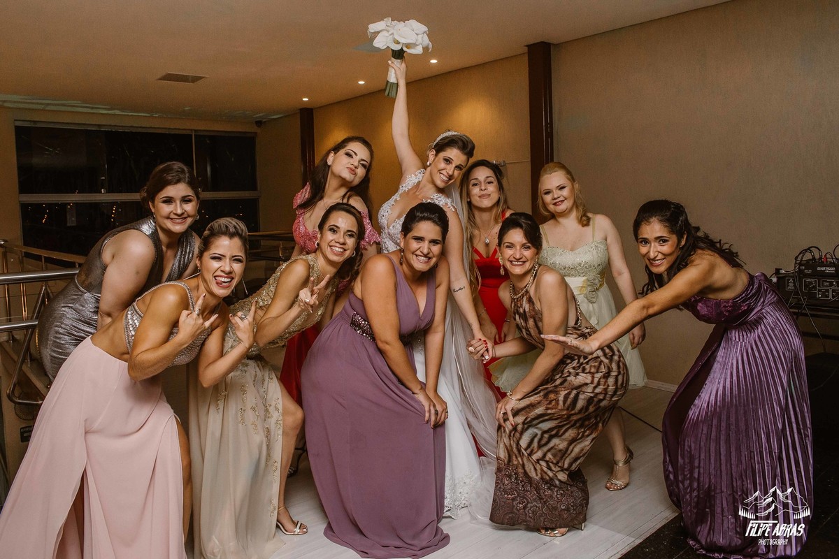 fotografia divertida das madrinhas com a noiva