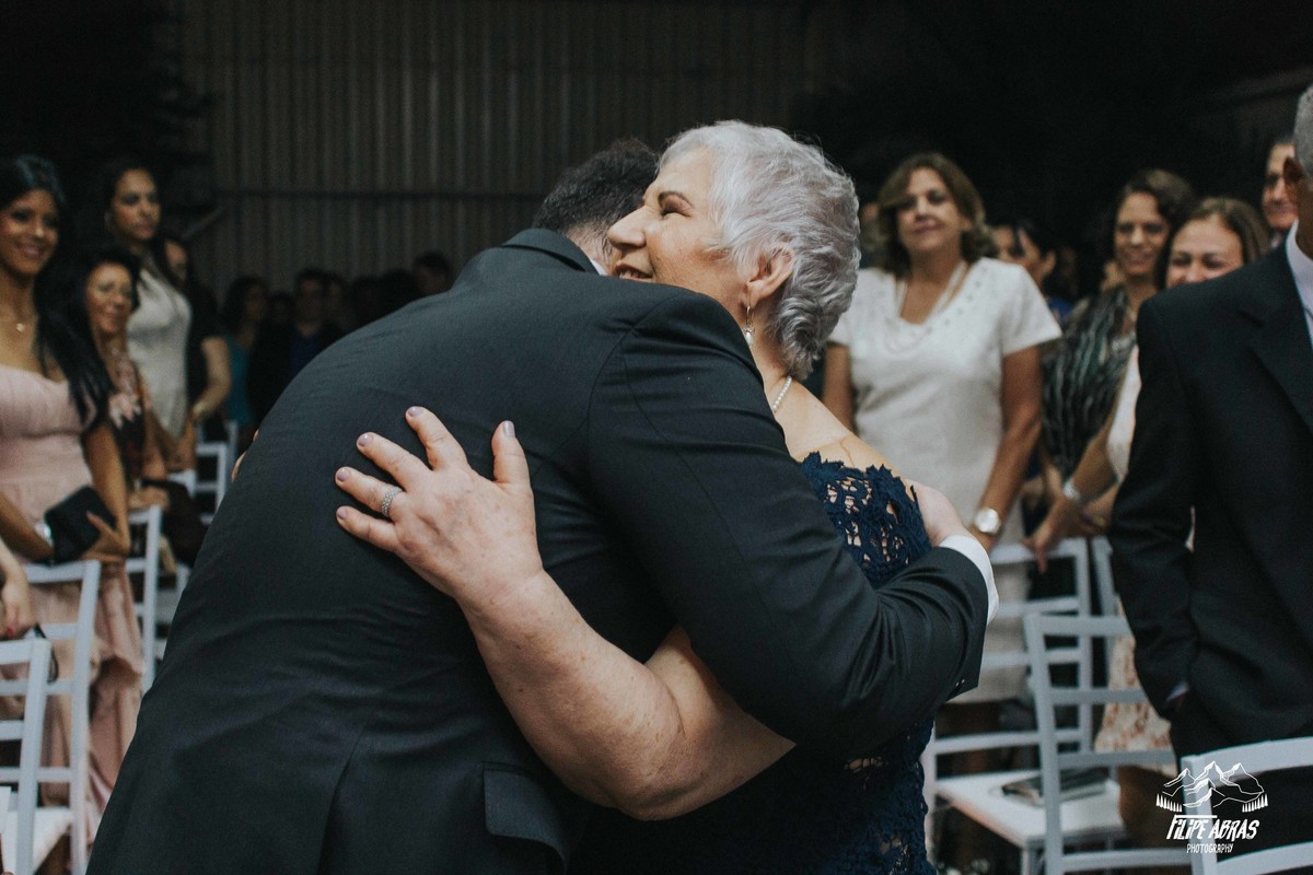 abraço do noivo na mãe após ser entregue na entrada