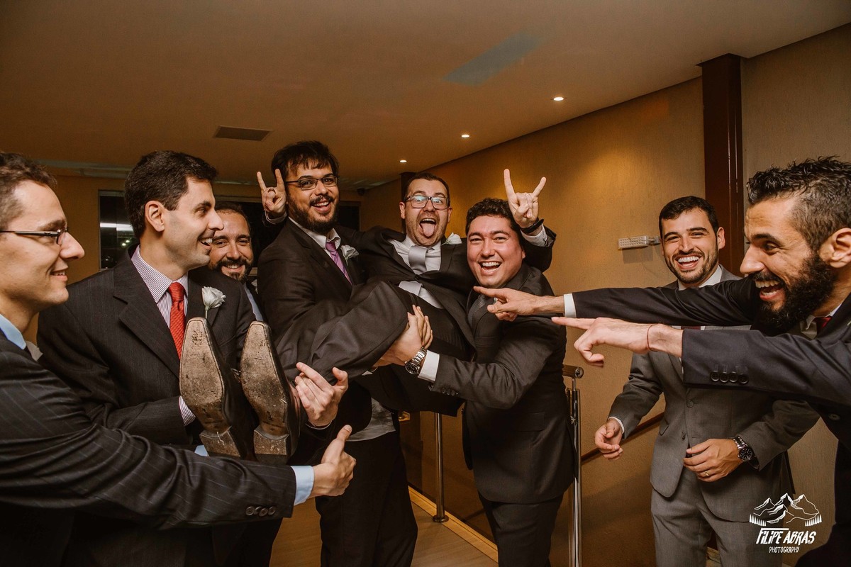 fotografia divertida dos padrinhos com o noivo