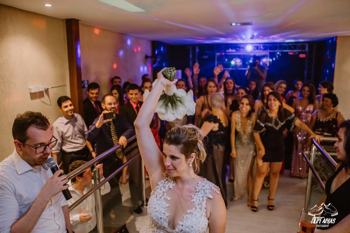 noiva jogando o buque durante o seu casamento
