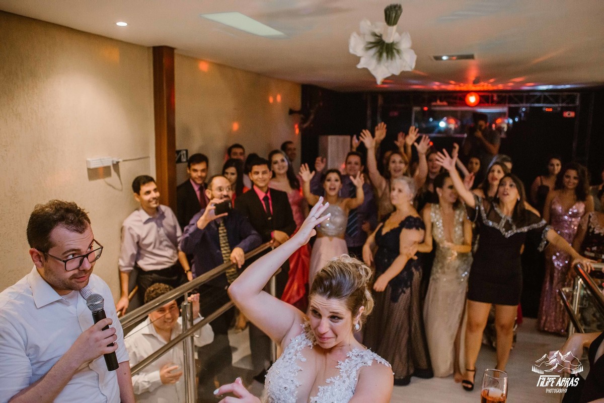 noiva arremessando o buque