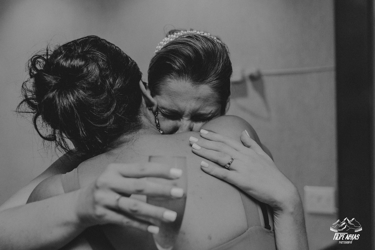 motografia emotiva de casamento em que a noiva está chorando abraçada com sua melhor amiga